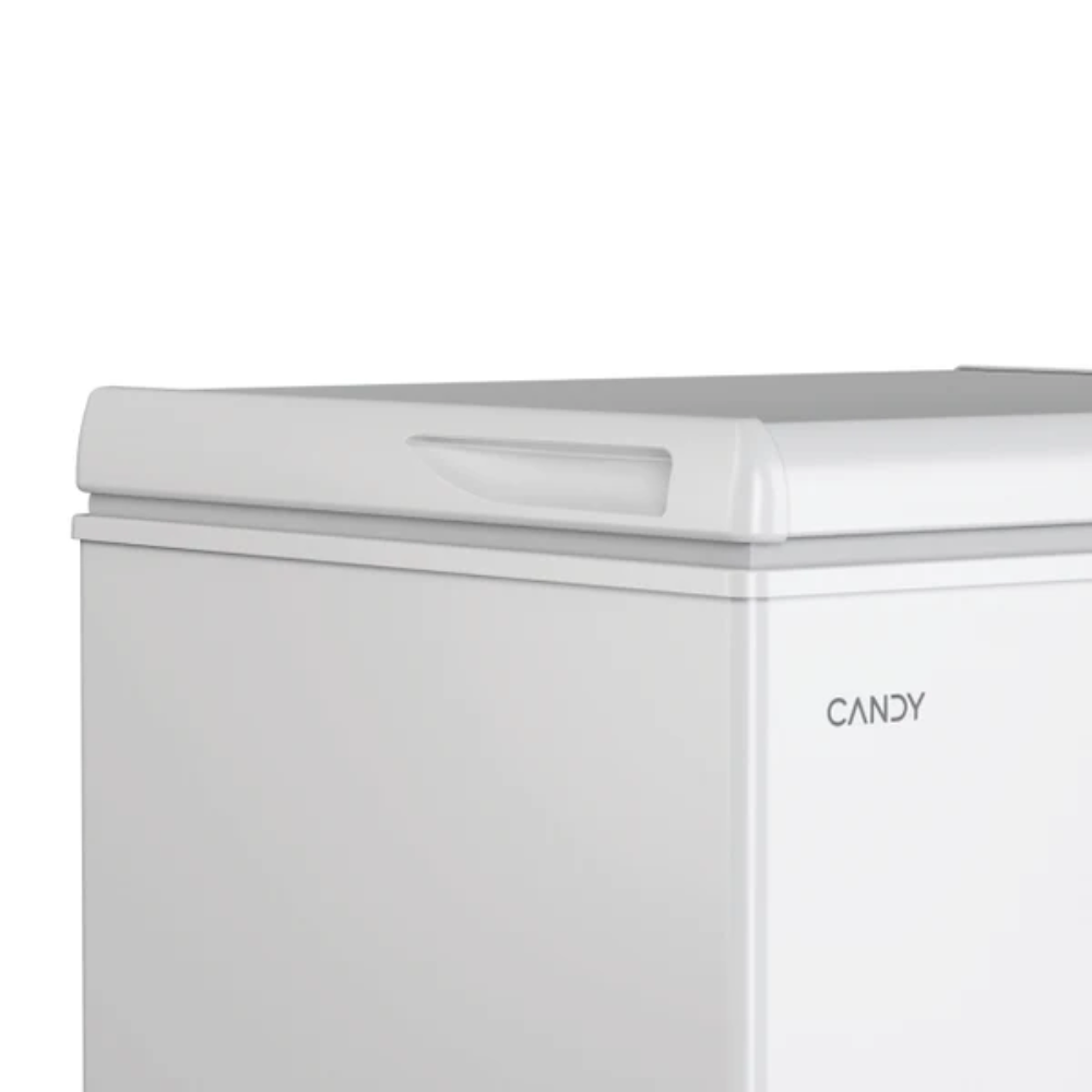 Un congelador horizontal blanco con asa integrada y logo Candy.