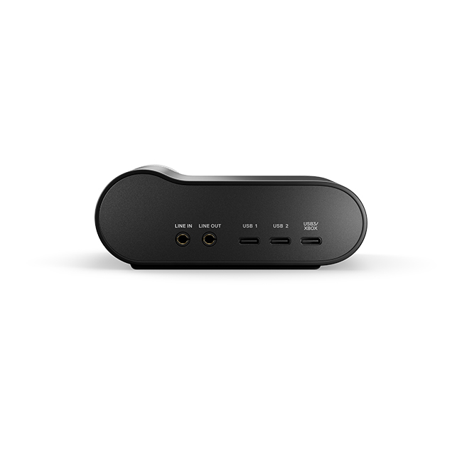 Line-in, line-out, USB 1, USB 2 ve USB/XBOX bağlantı noktalarına sahip siyah ses cihazı.