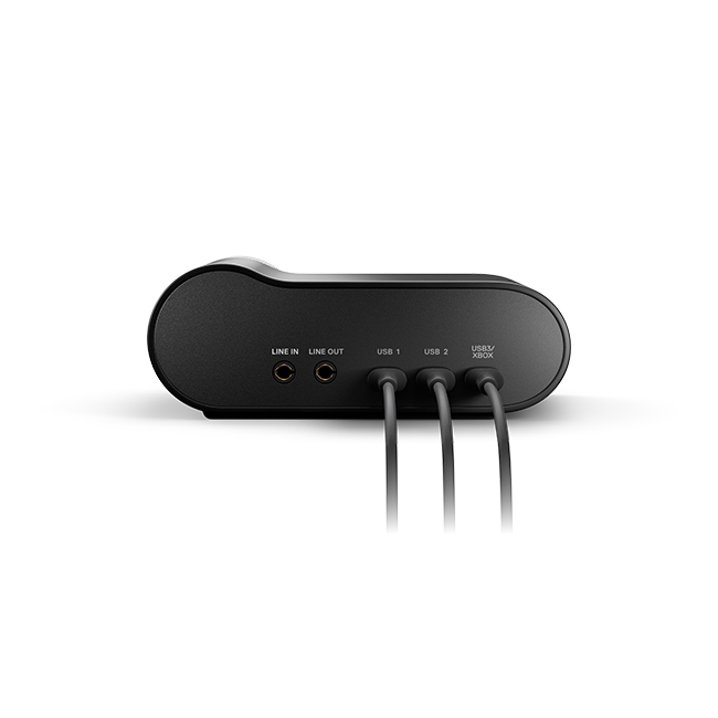 Üç USB kablosu ve hat giriş/çıkış bağlantı noktalarına sahip siyah ses mikseri.