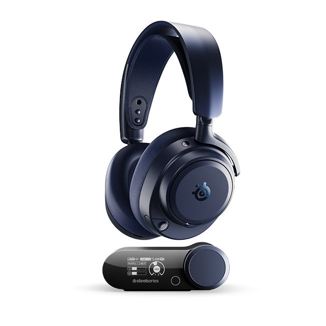 Koyu mavi kulaklık ve Steelseries logolu siyah amplifikatör.