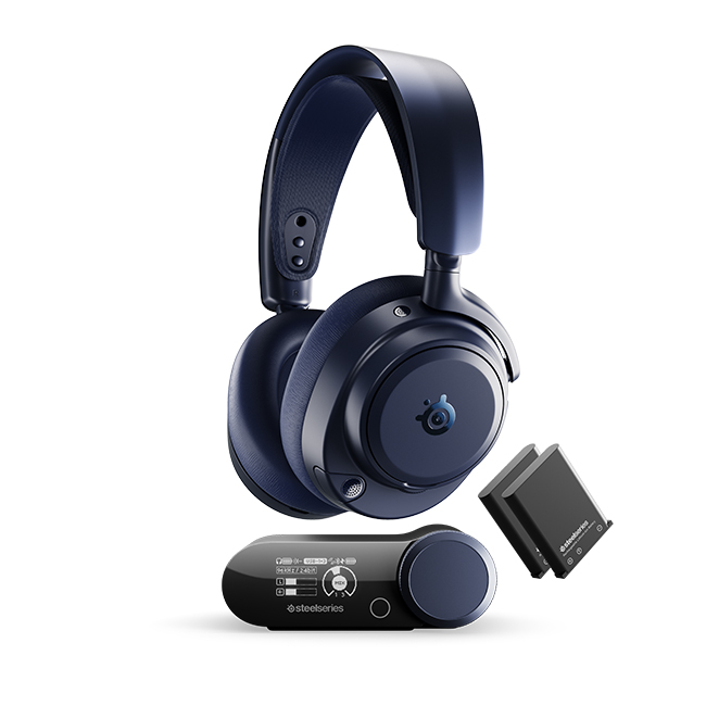 Koyu mavi Steelseries kulaklık, ses mikseri ve iki pil beyaz arka plan üzerinde.