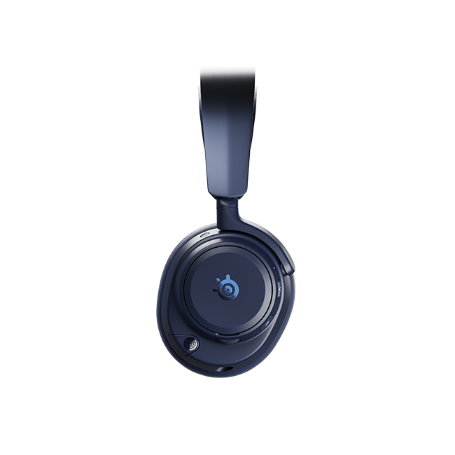 Sol kulaklıkta SteelSeries logosu bulunan lacivert kablosuz kulaklık.