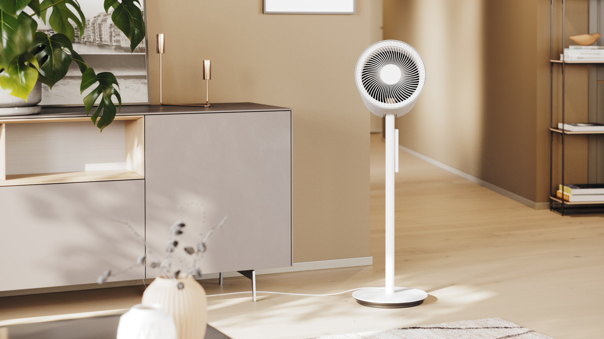 Ein weißer Standventilator steht neben einem grauen Schrank mit einer grünen Pflanze.