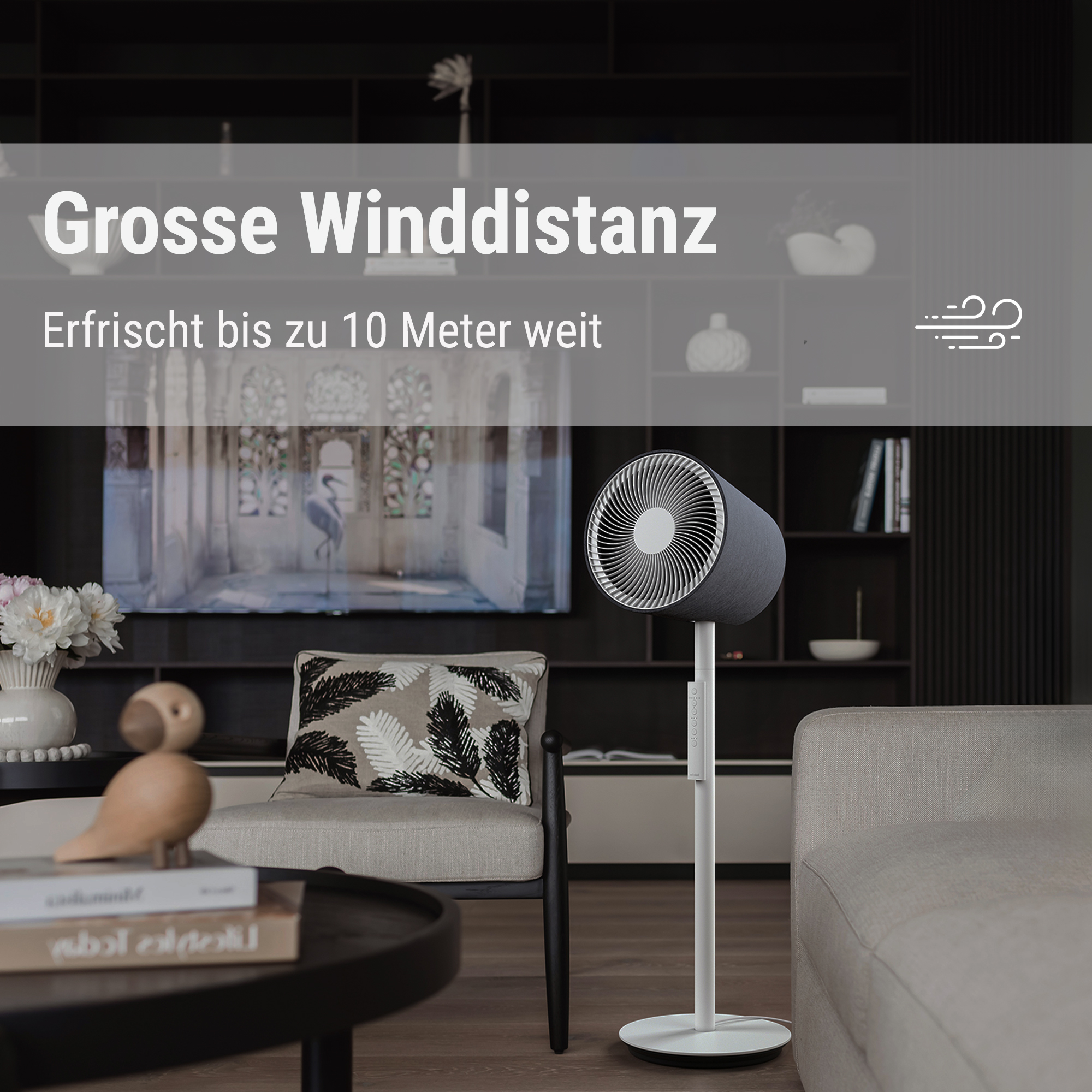 Ein Standventilator in einem modernen Wohnzimmer mit Text.