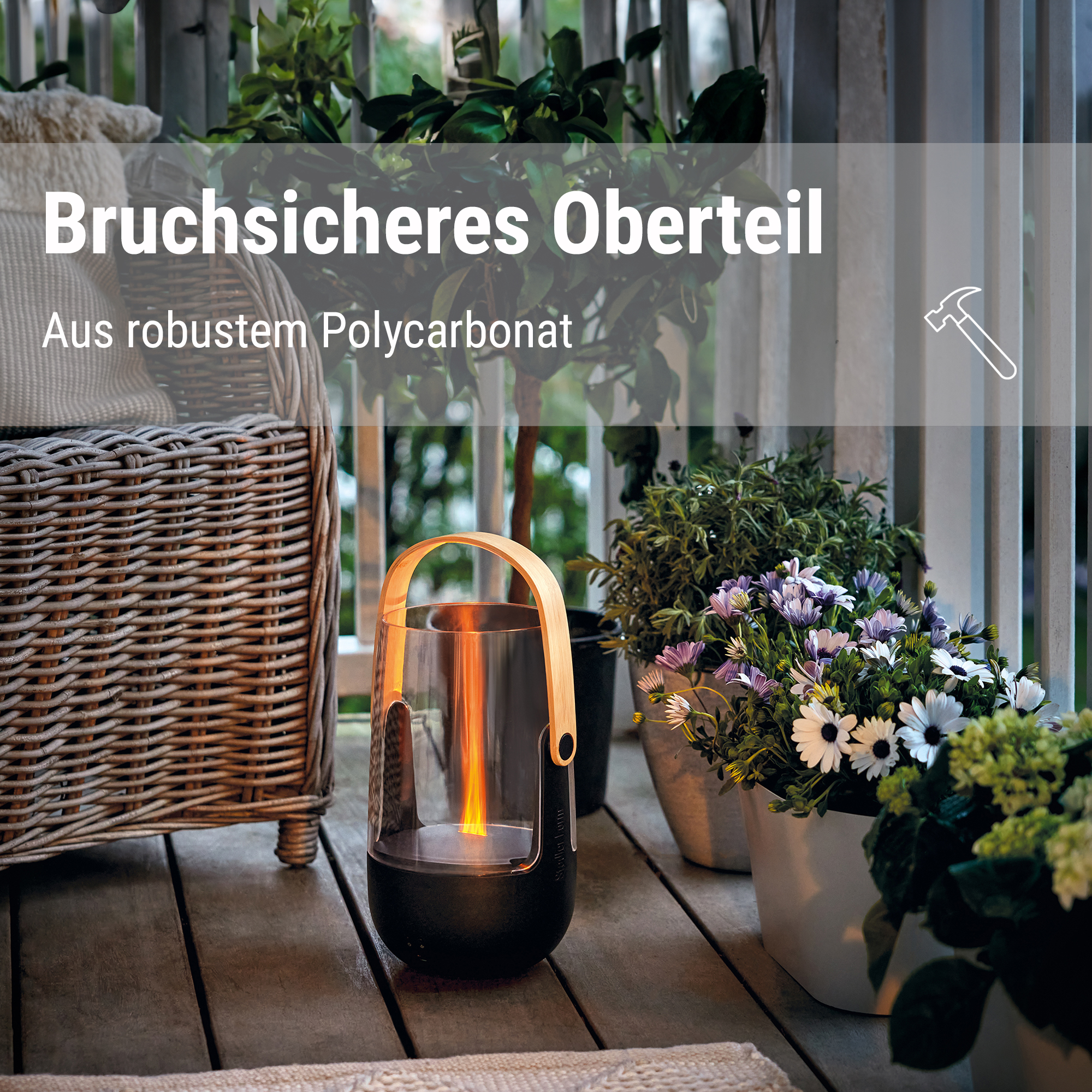 Terrasse mit Lampe, Korb, Blumen und Text, die bruchsicher ist.
