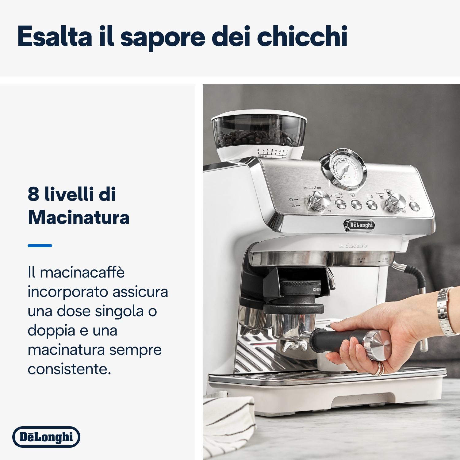 Macchina espresso DeLonghi bianca con macinacaffè integrato, mano che tiene il portafiltro.