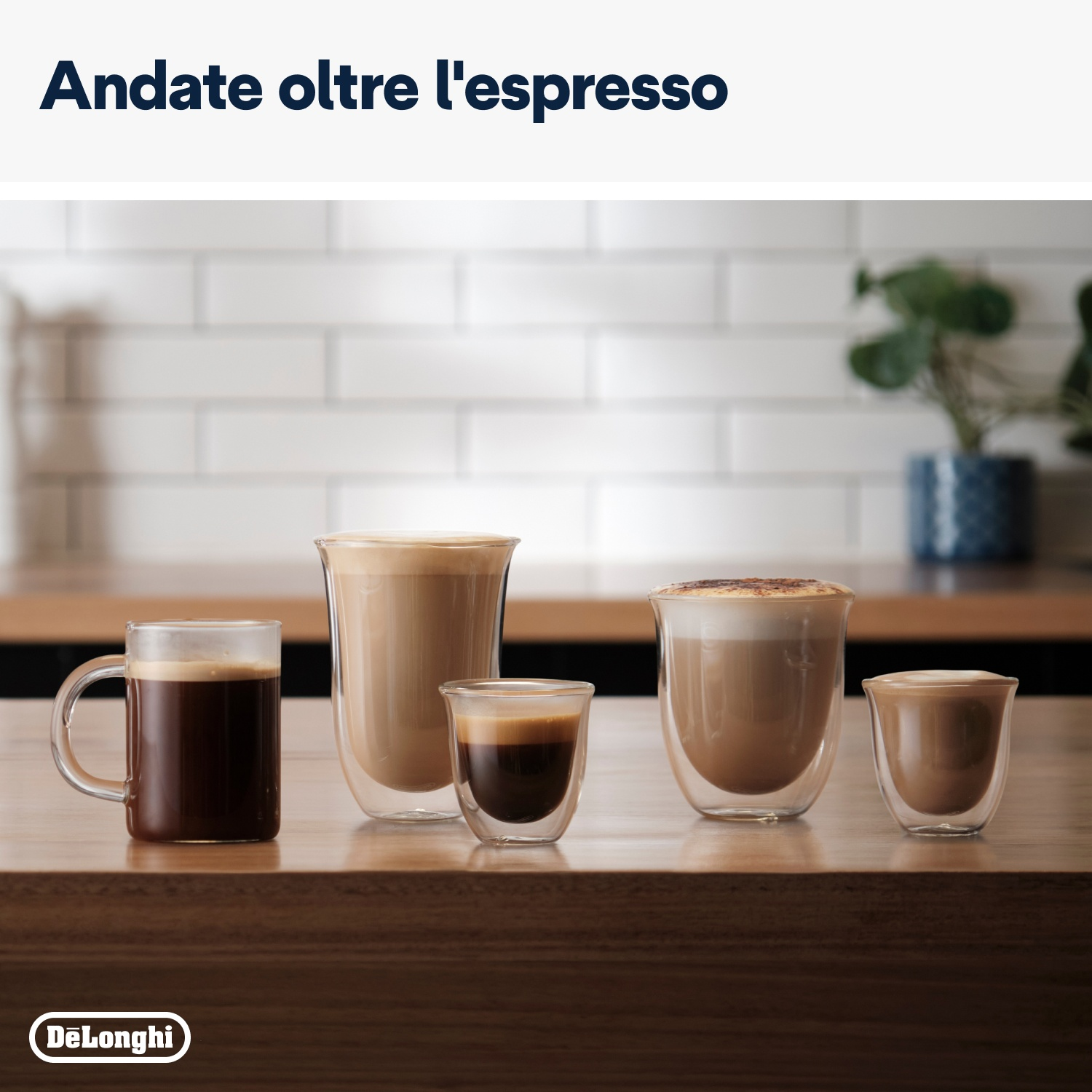 Cinque diversi bicchieri da caffè su un tavolo di legno.