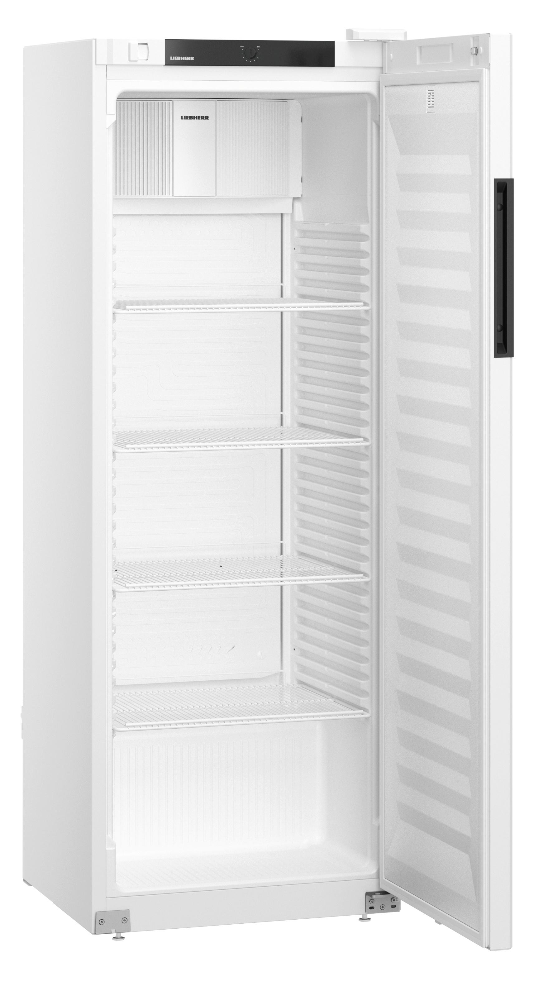 Ein leerer, weißer Kühlschrank mit offener Tür und sichtbaren Regalen.
