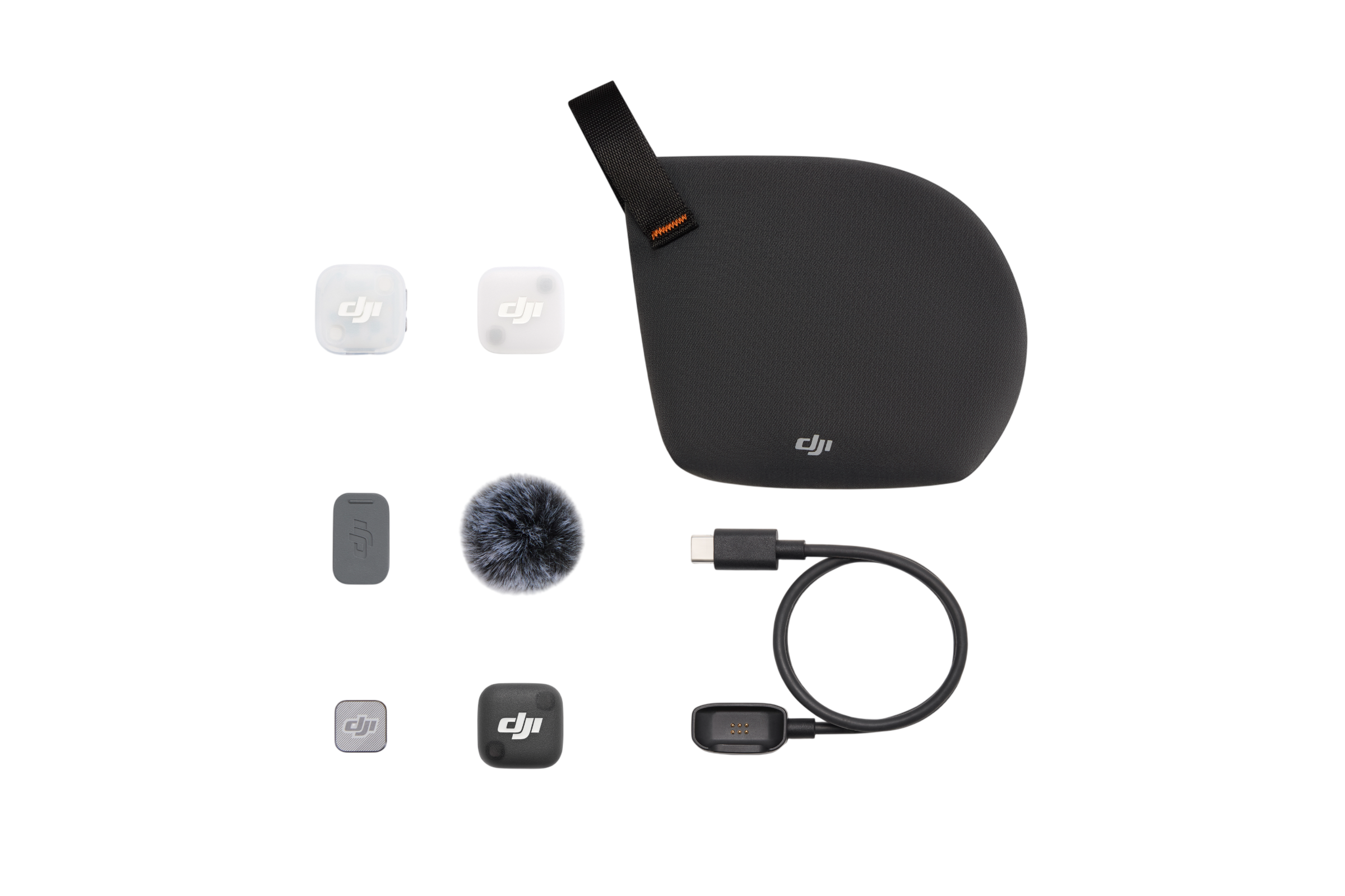DJI mikrofon seti: vericiler, alıcı, rüzgar siperi, şarj kablosu, çanta.