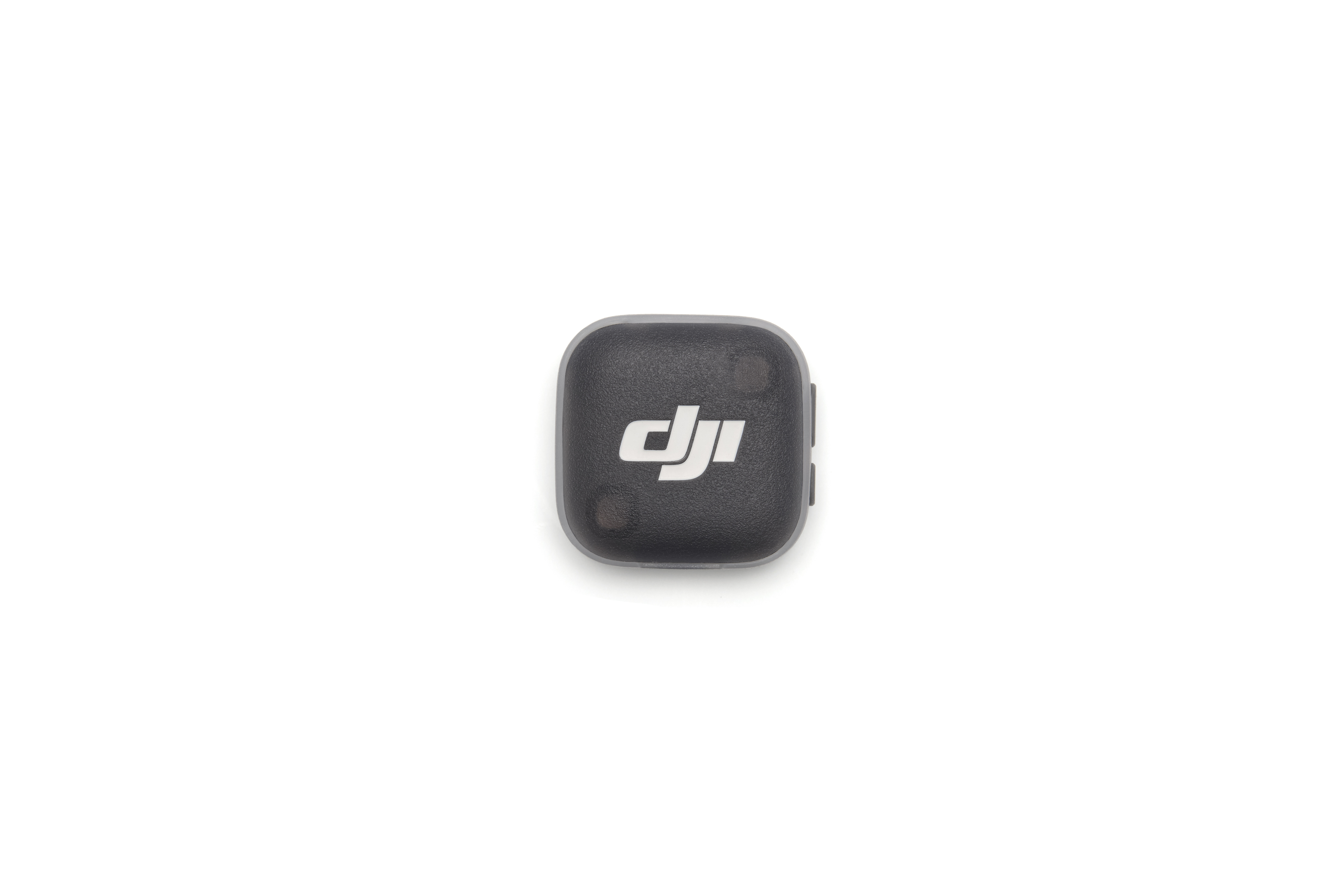 Beyaz arka plan üzerinde gümüş logo bulunan siyah DJI cihazı.