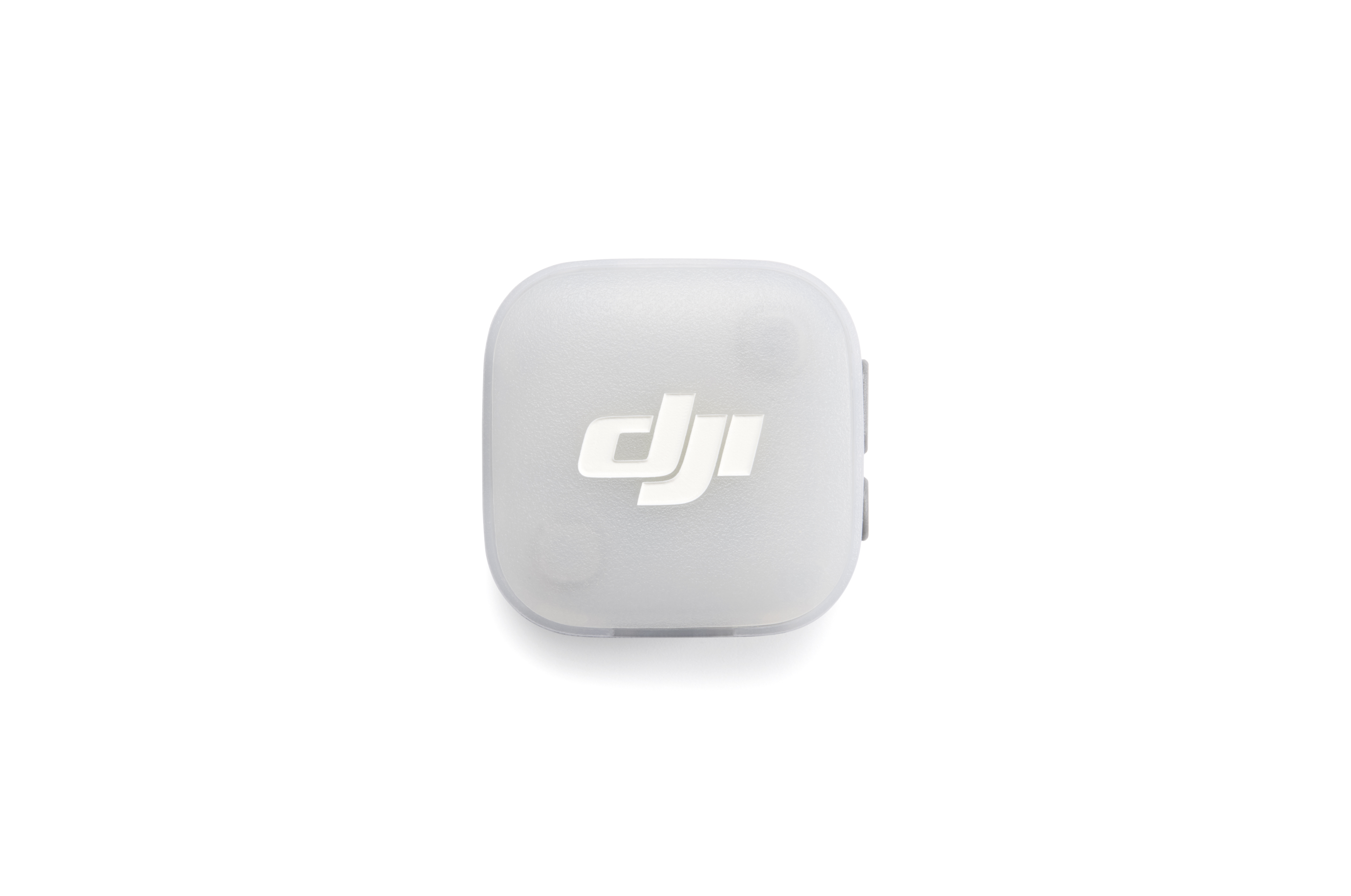 DJI logosuna sahip beyaz, mat, yuvarlak köşeli dikdörtgen nesne.