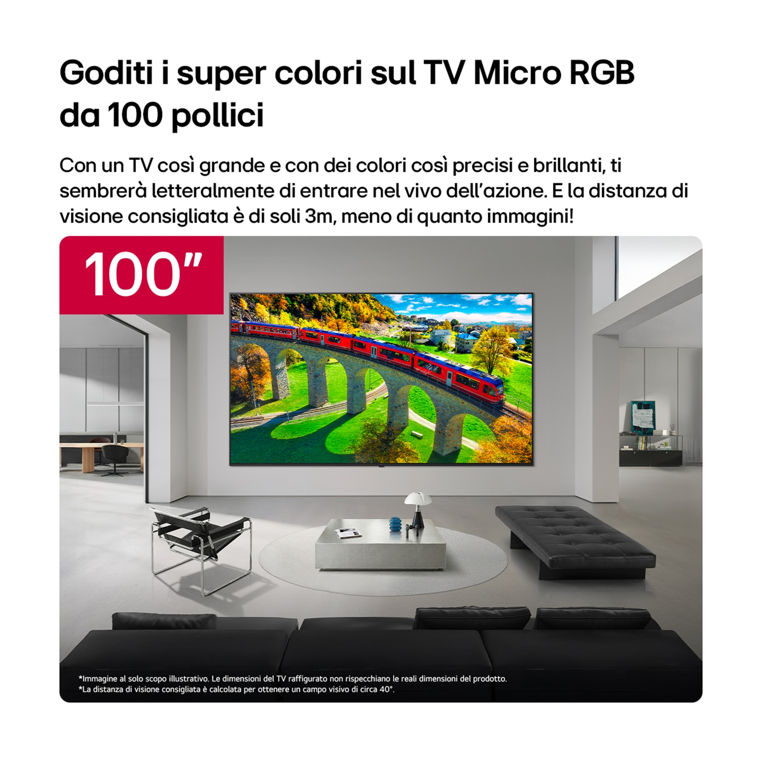 Soggiorno con un grande TV da 100" che mostra un treno su un ponte. Arredamento moderno.