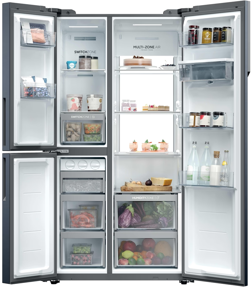 Ein offener Kühlschrank mit Lebensmitteln auf mehreren Ebenen.