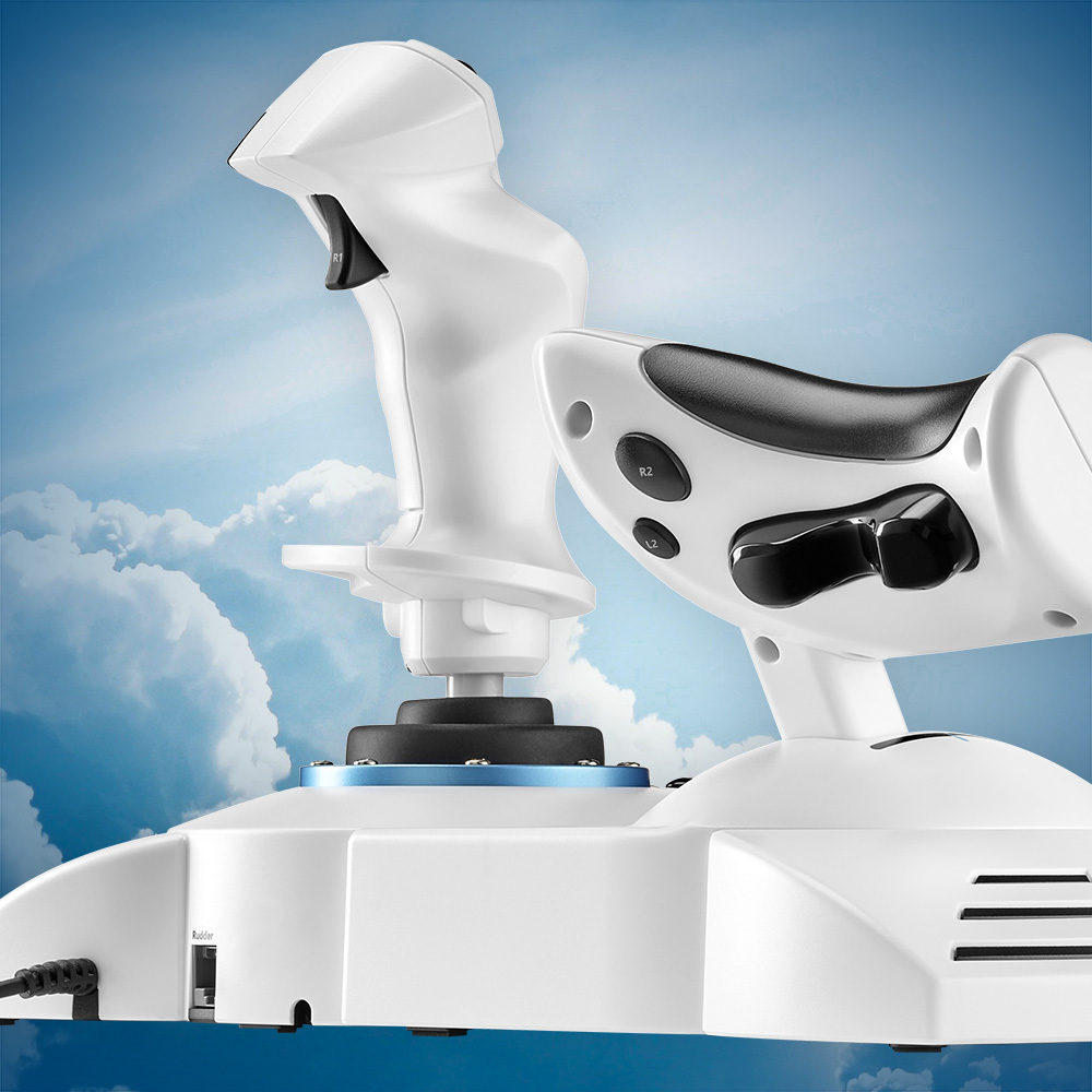 Dos joysticks blancos con botones frente a un cielo azul con nubes.