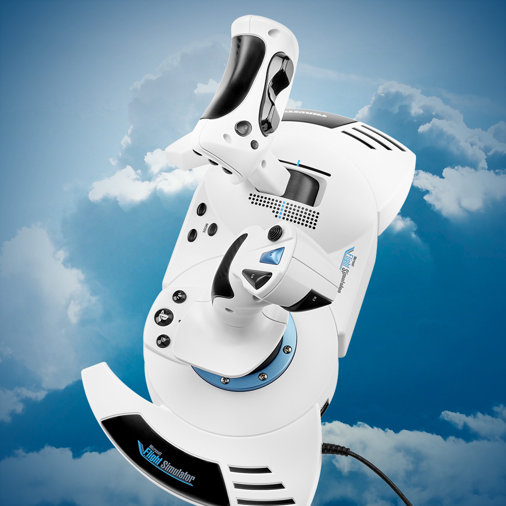 Un joystick blanco de simulador de vuelo con detalles azules sobre un cielo azul con nubes.