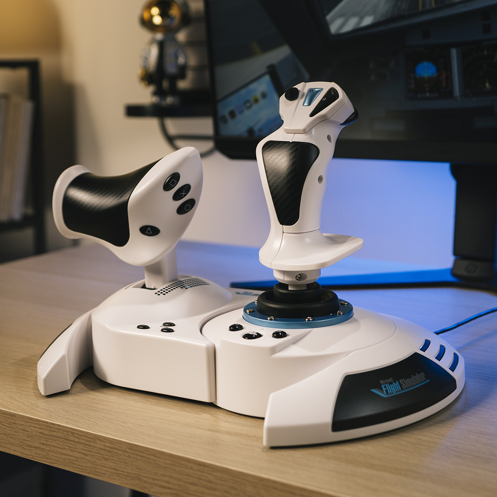 Un joystick blanco de simulador de vuelo con acento negro sobre un escritorio de madera.