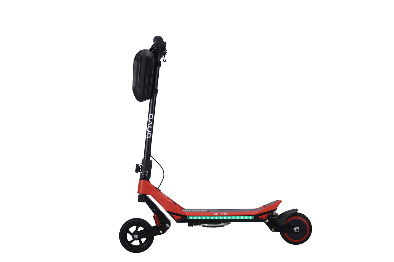 Siyah gidonlu ve saklama çantalı kırmızı elektrikli scooter.