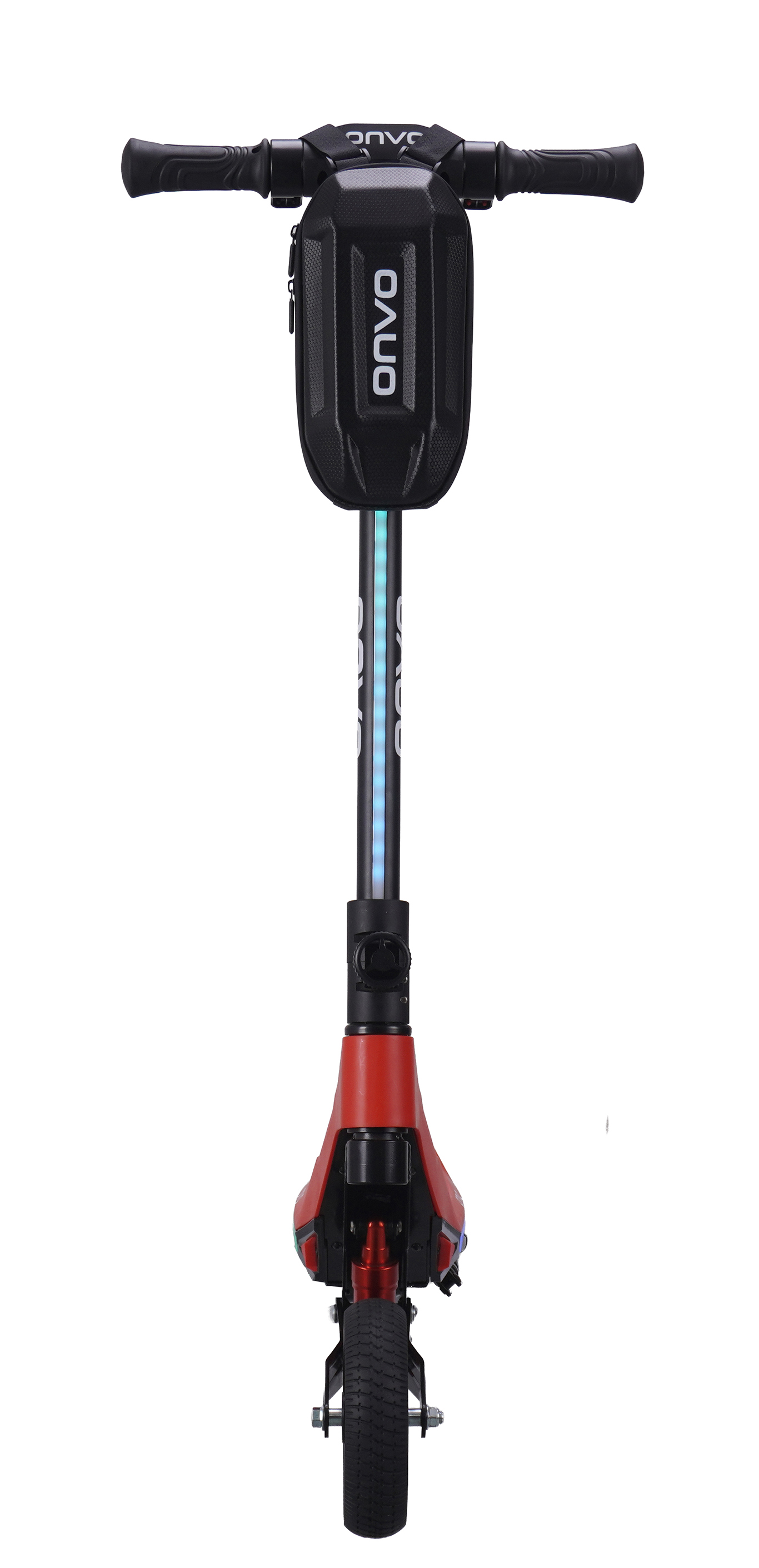 Gidonunda saklama çantası ve LED ışıkları olan siyah ve kırmızı elektrikli scooter.