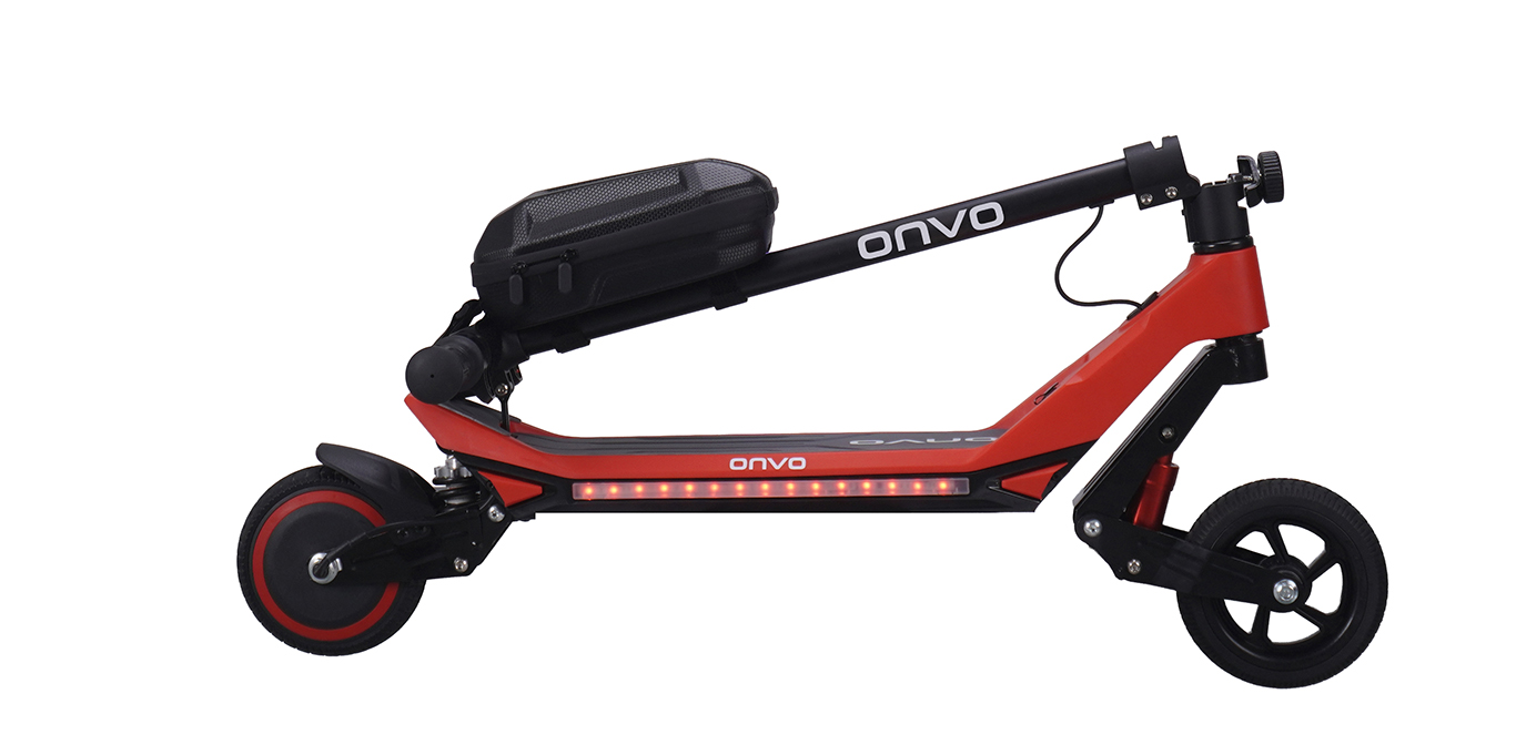 Gidonunda siyah çanta ve kırmızı ışıkları olan kırmızı elektrikli scooter.