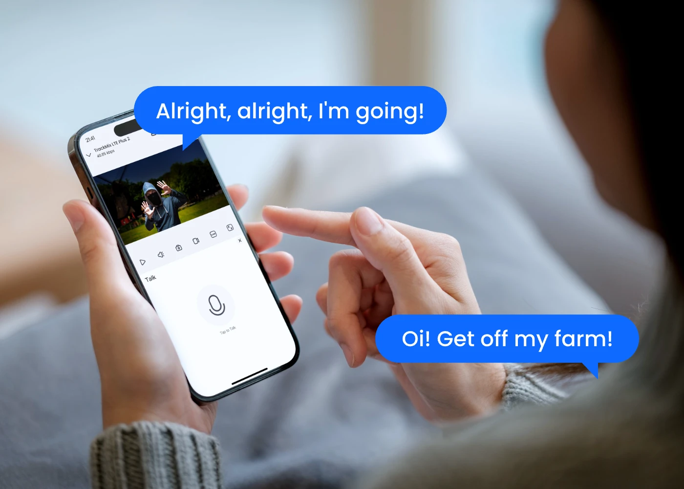 Személy telefonját tartja videohívással. Üzenet: "Alright, alright, I'm going!"