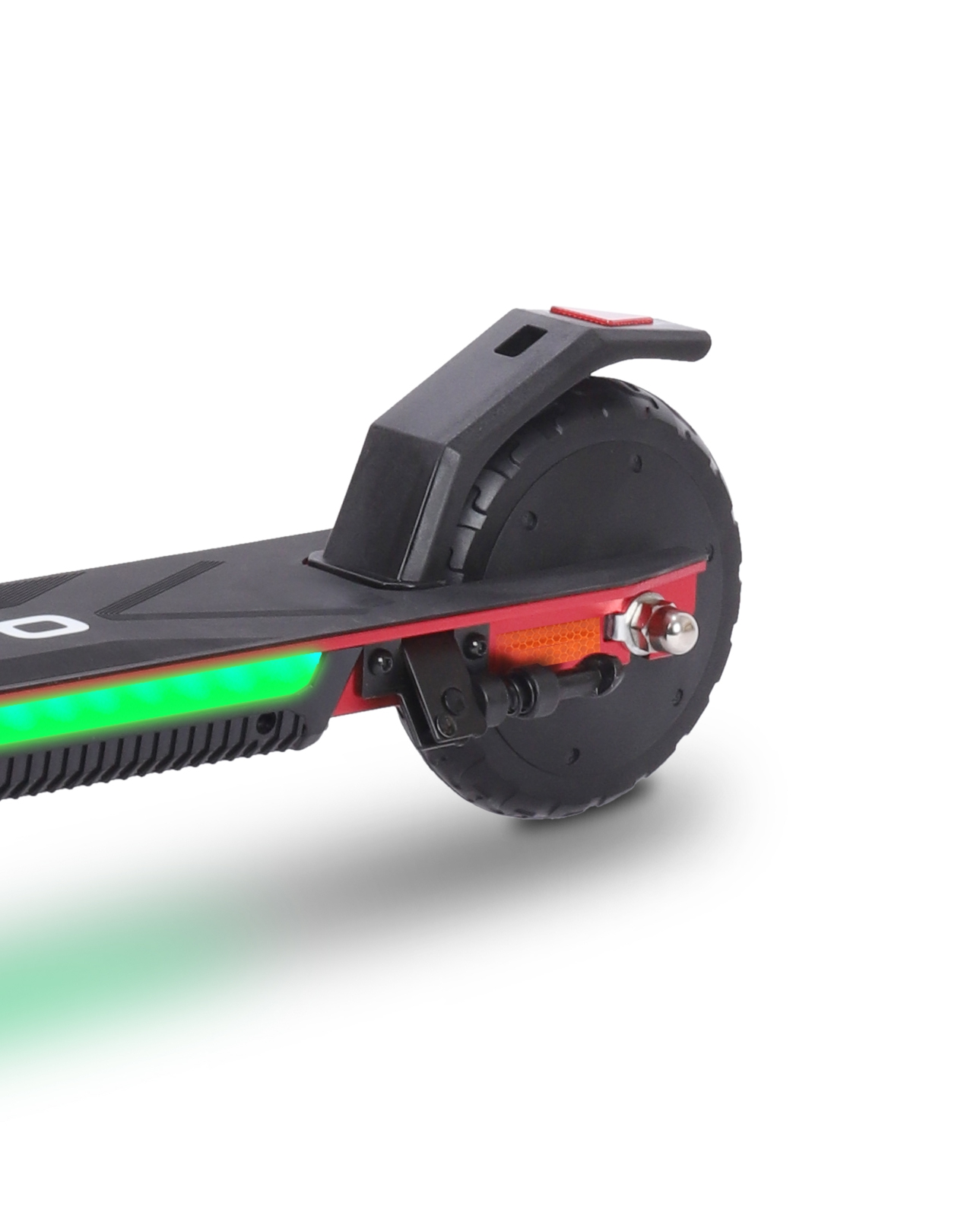 Yeşil parlayan ışıklara ve kırmızı kenarlara sahip elektrikli scooter yakın çekim.