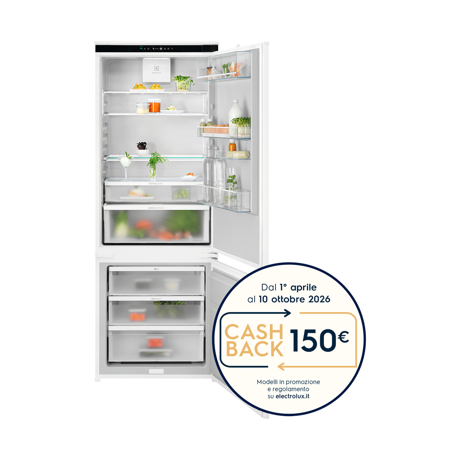 Un frigorifero bianco aperto, pieno di cibo, con sovrapposta una promozione cash back.
