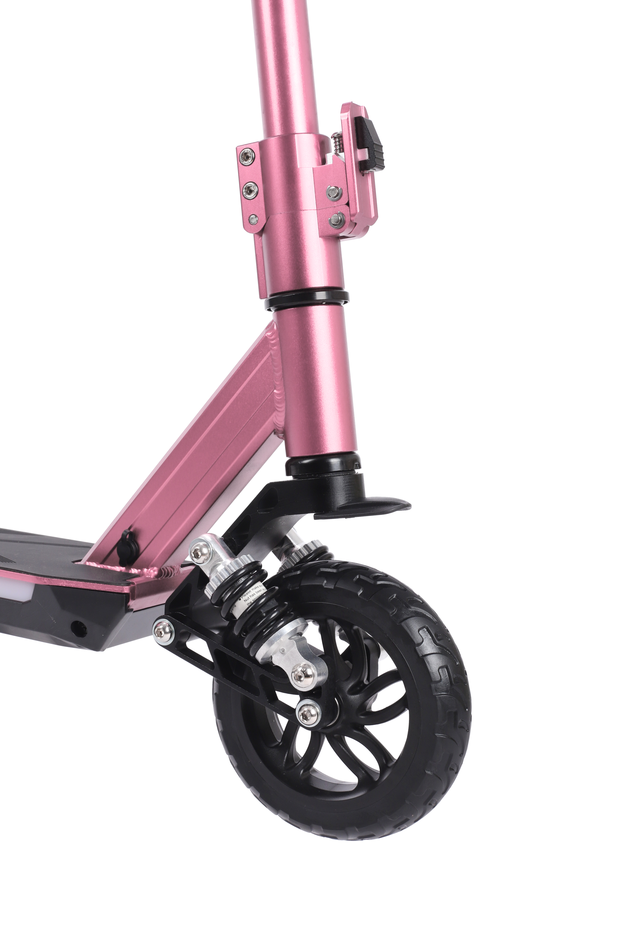 Amortisörlü ve siyah tekerlekli pembe bir scooter'ın yakın çekimi.