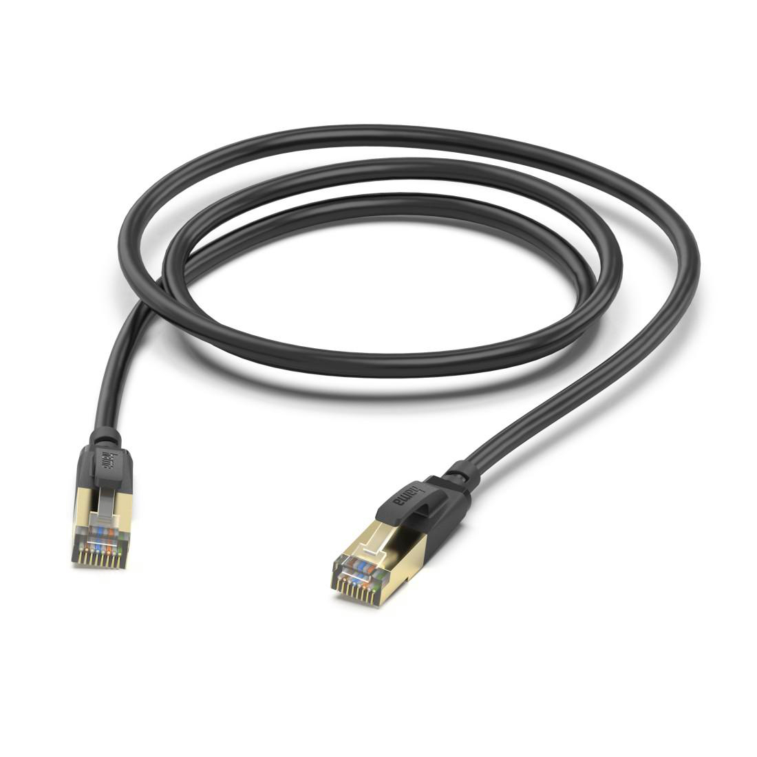 Ein schwarzes Ethernet-Kabel mit vergoldeten RJ45-Steckern, auf weißem Hintergrund.