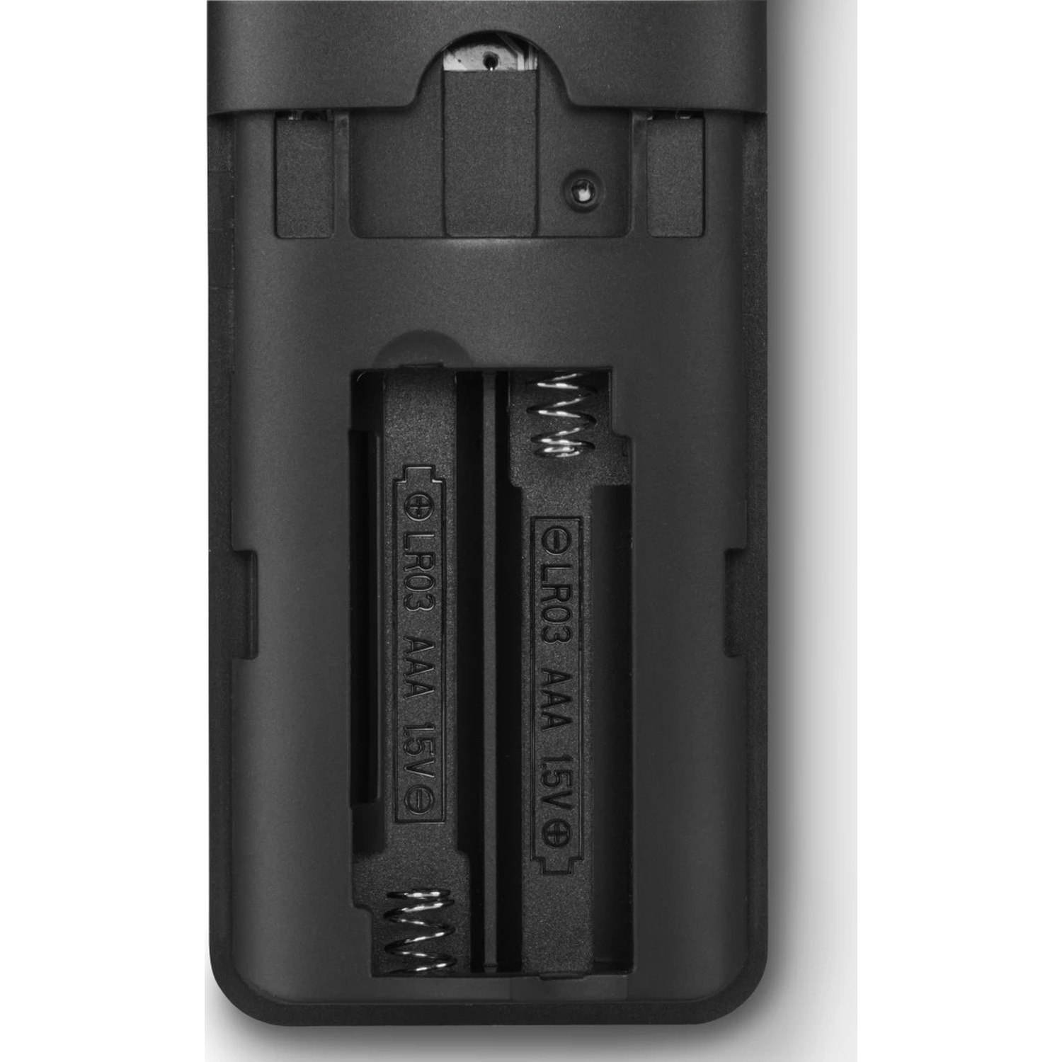 Close-up van het batterijcompartiment van een zwart apparaat met twee AAA-batterijen.