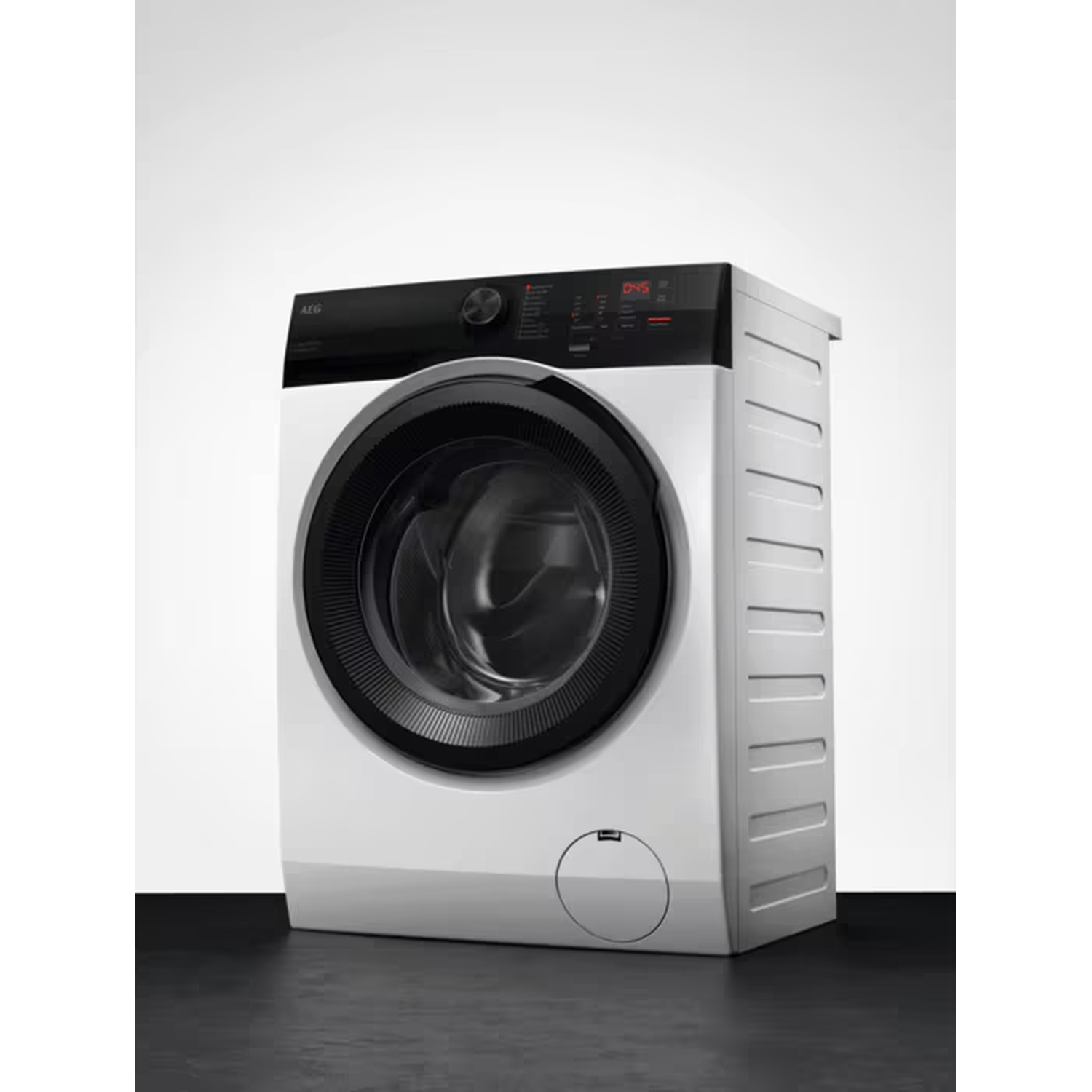 Witte AEG wasmachine met zwart deur en display op zwarte ondergrond.