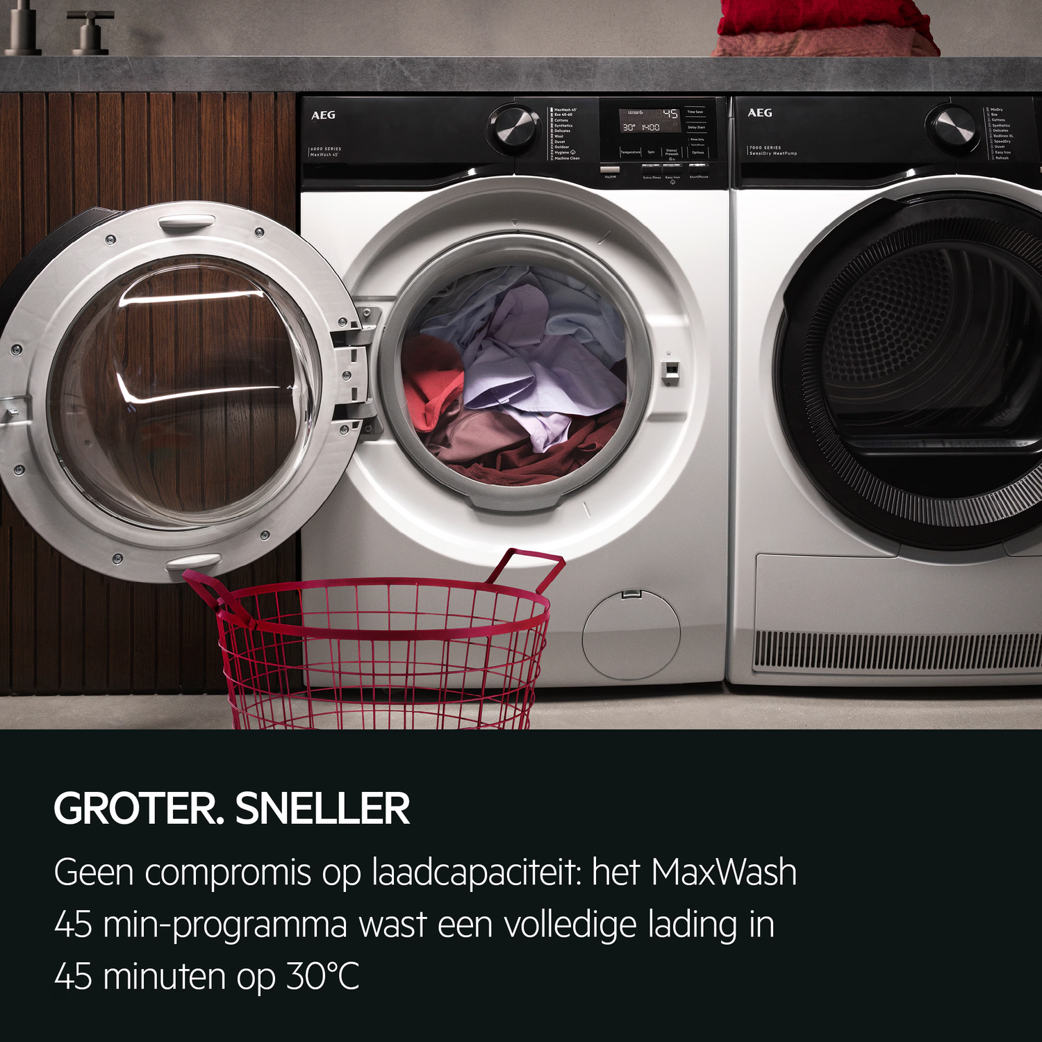 Een AEG wasmachine met open deur, gevuld met wasgoed, naast een droger.