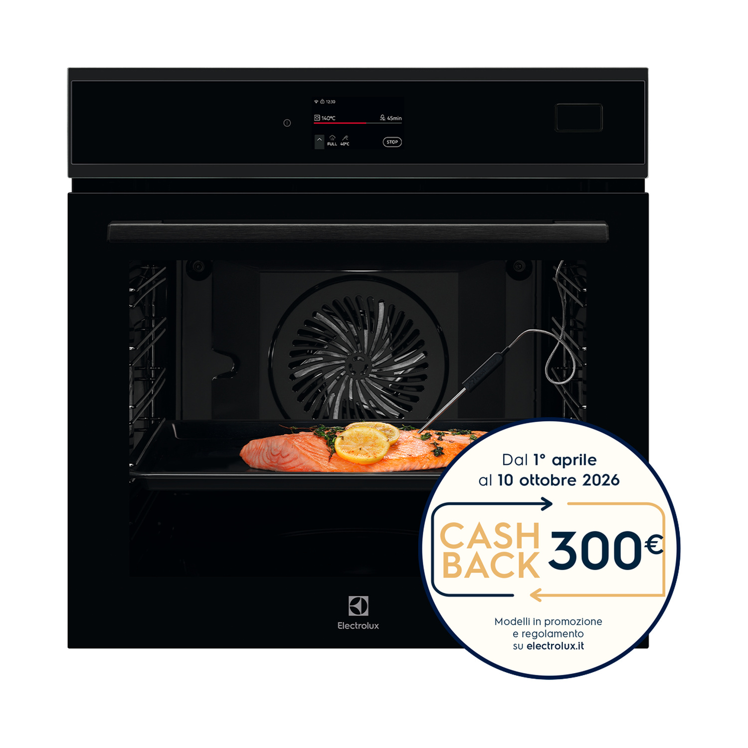 Un forno nero con filetto di salmone e limone su una griglia.