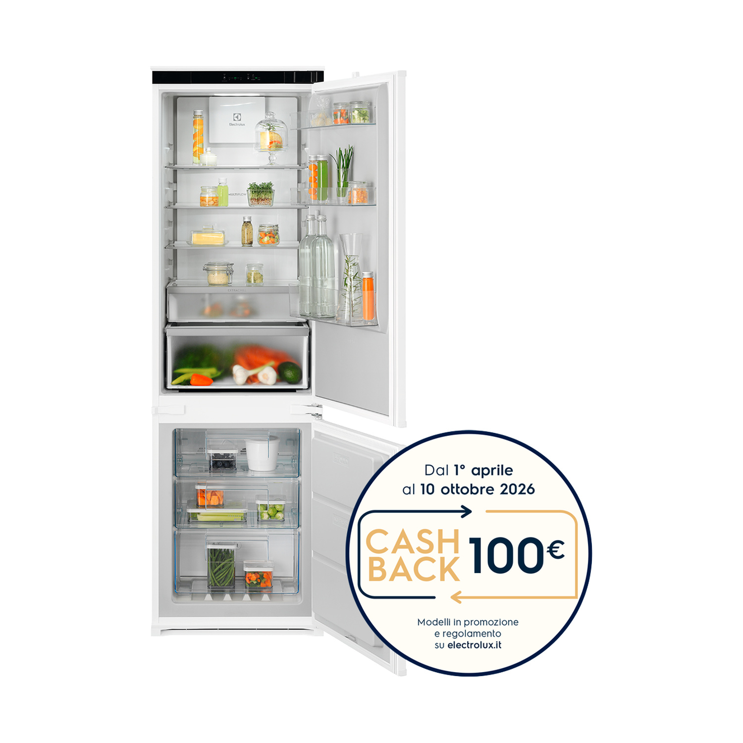 Frigorifero bianco aperto con cibo e offerta cashback di 100€.