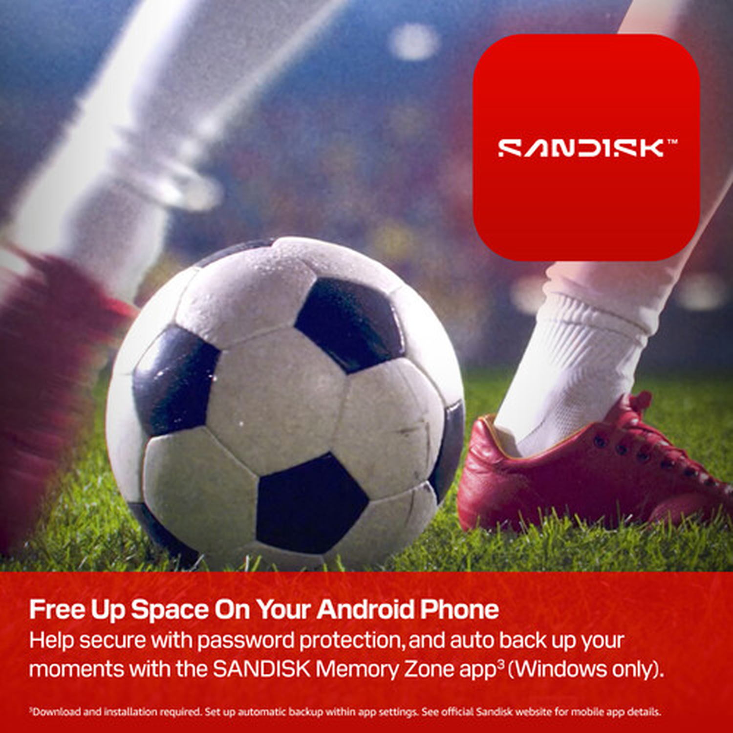 Een voetbal op gras met de rode schoen van een speler. Sandisk-logo.
