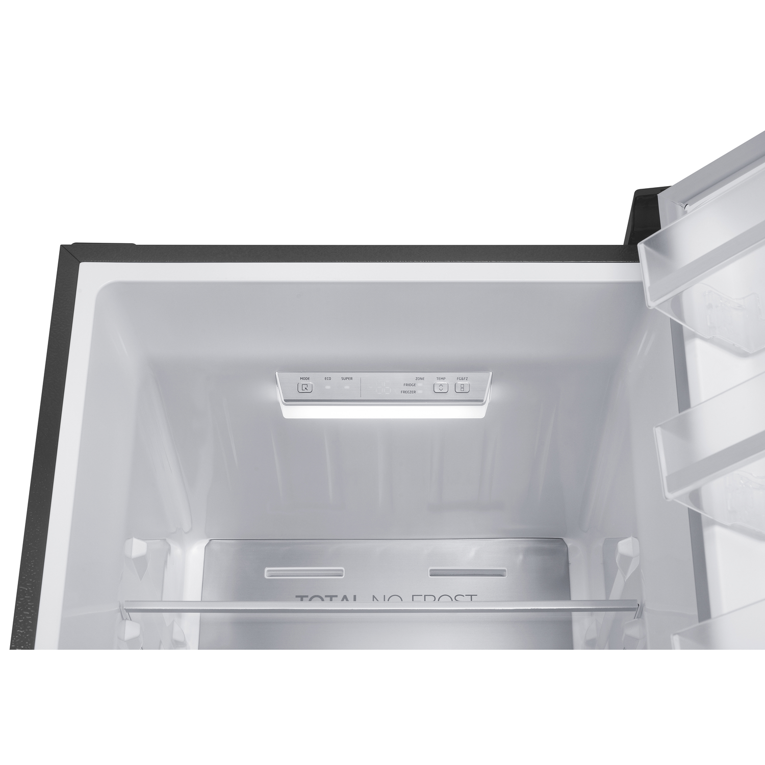 Lege koelkastinterieur met LED-verlichting en "Total No Frost"-opschrift.