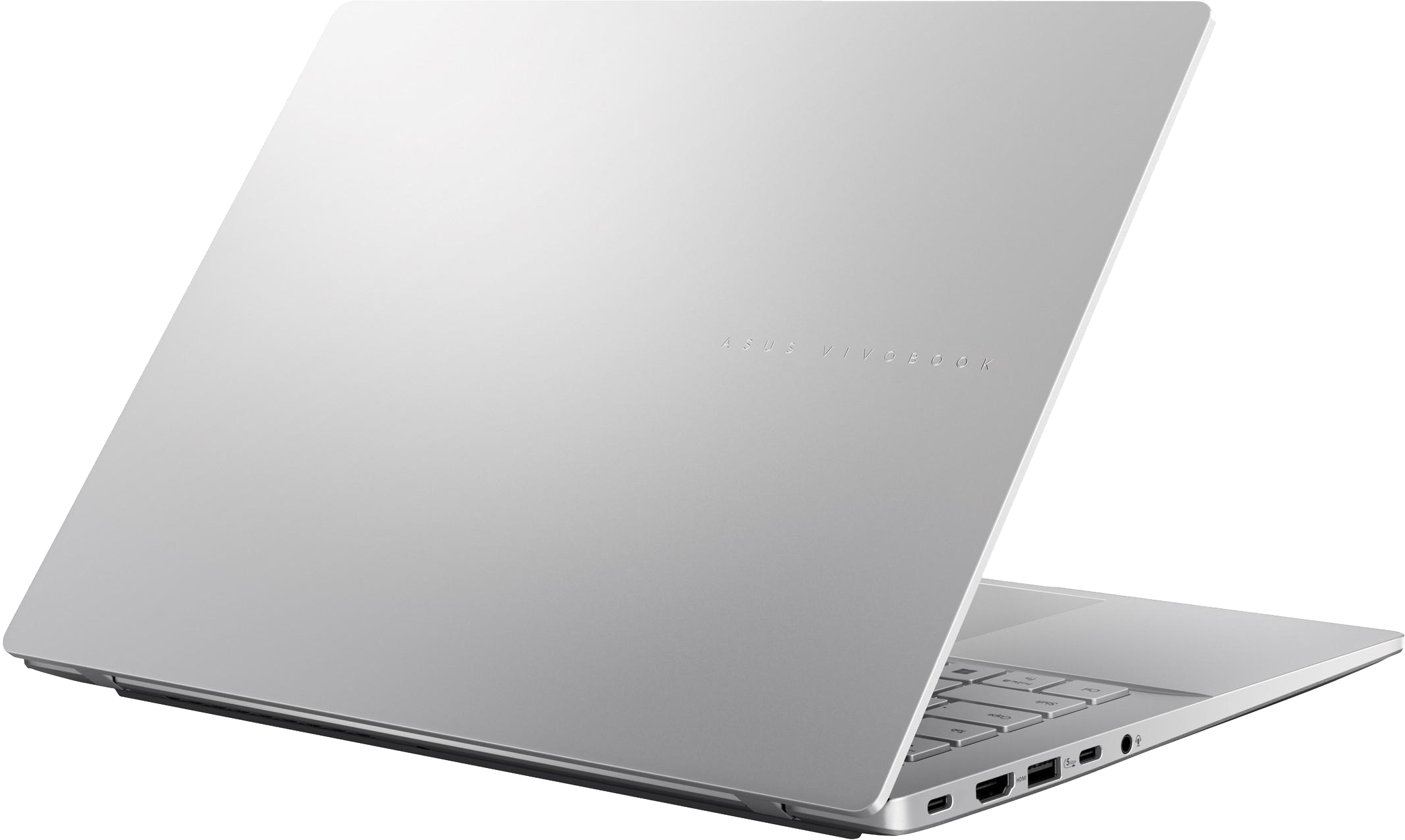 Egy ezüst Asus Vivobook laptop nyitva van egy fehér felületen.