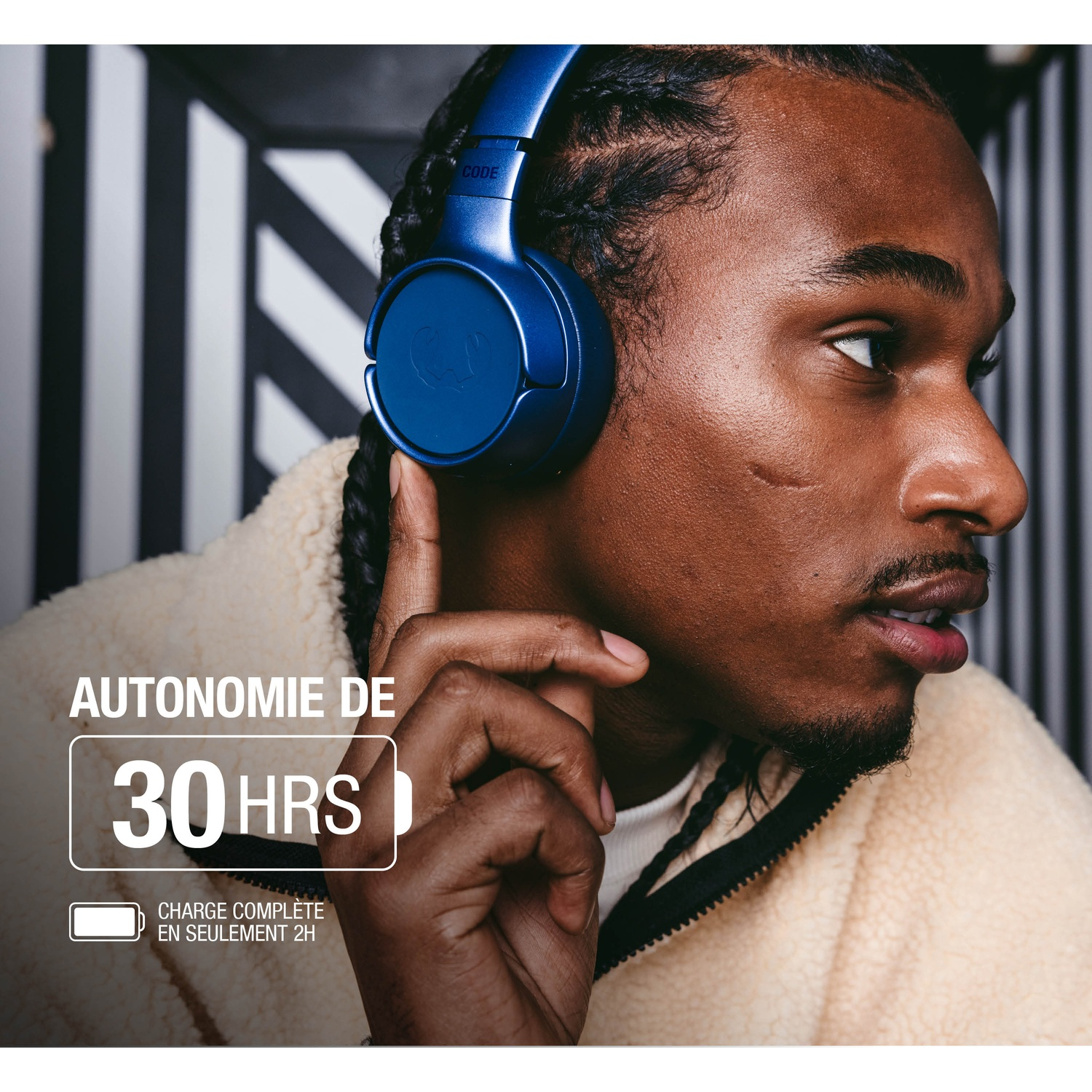 Un homme portant un casque bleu, avec un texte sur l'autonomie.