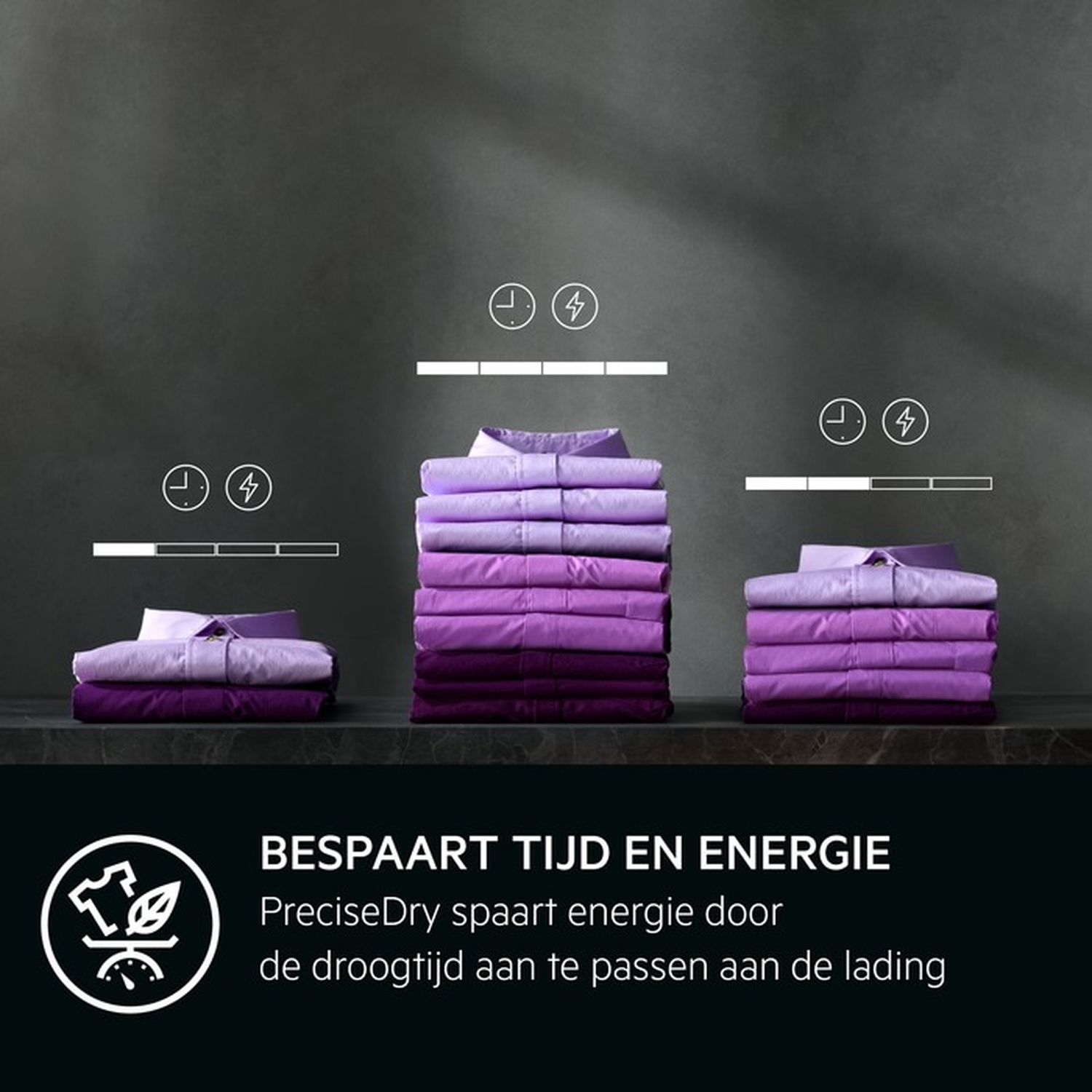 Drie stapels paarse overhemden tonen tijd- en energiebesparing.