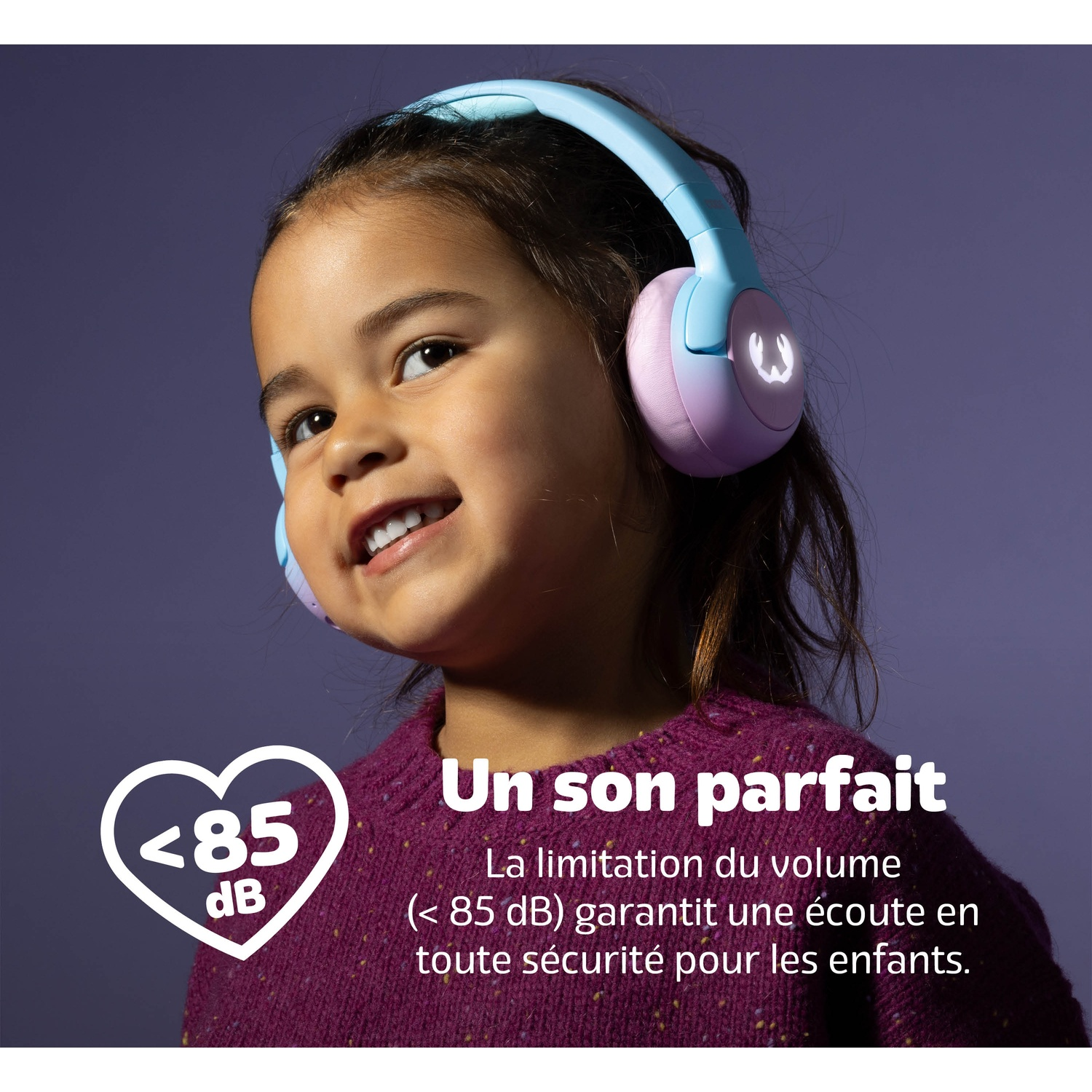 Une enfant porte un casque et sourit. Un cœur indique <lt/>85 dB.