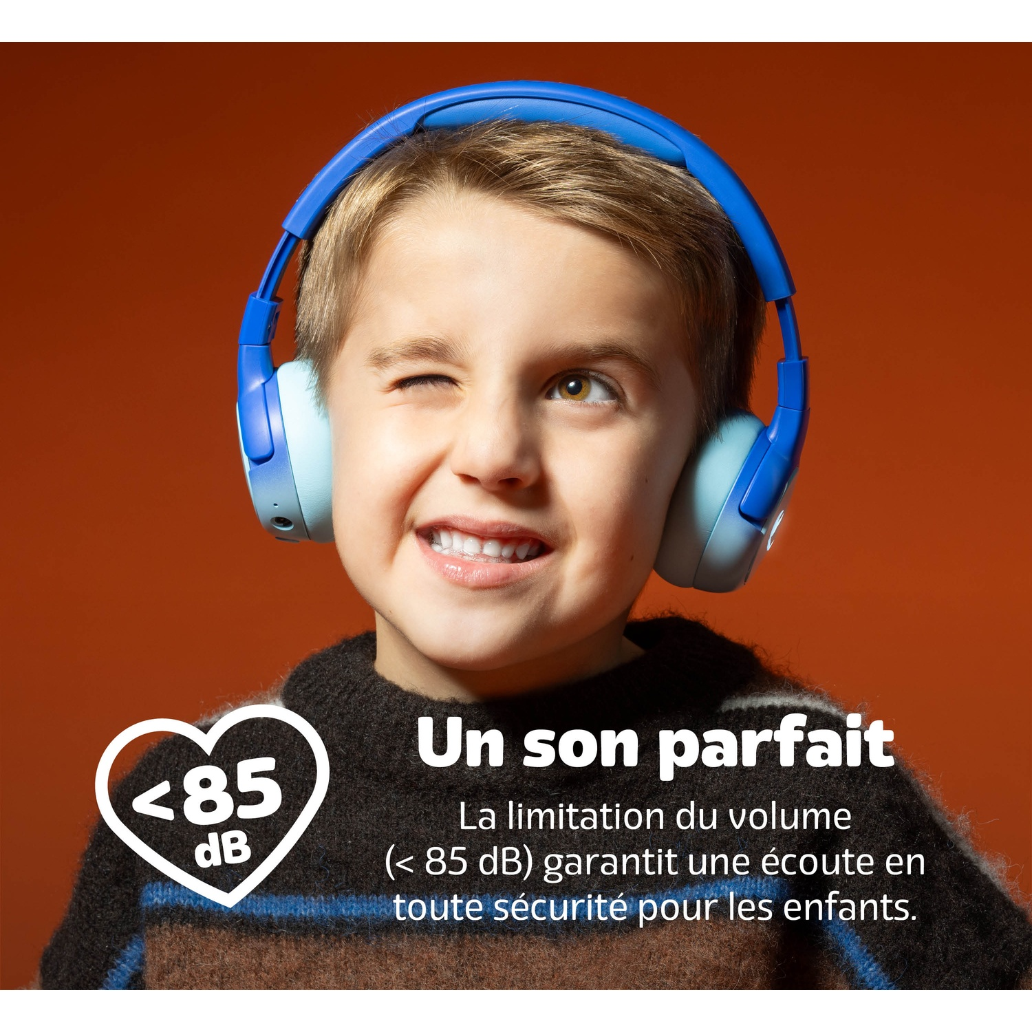 Garçon portant des écouteurs bleus, icône de cœur avec <lt/>85 dB, texte en français.