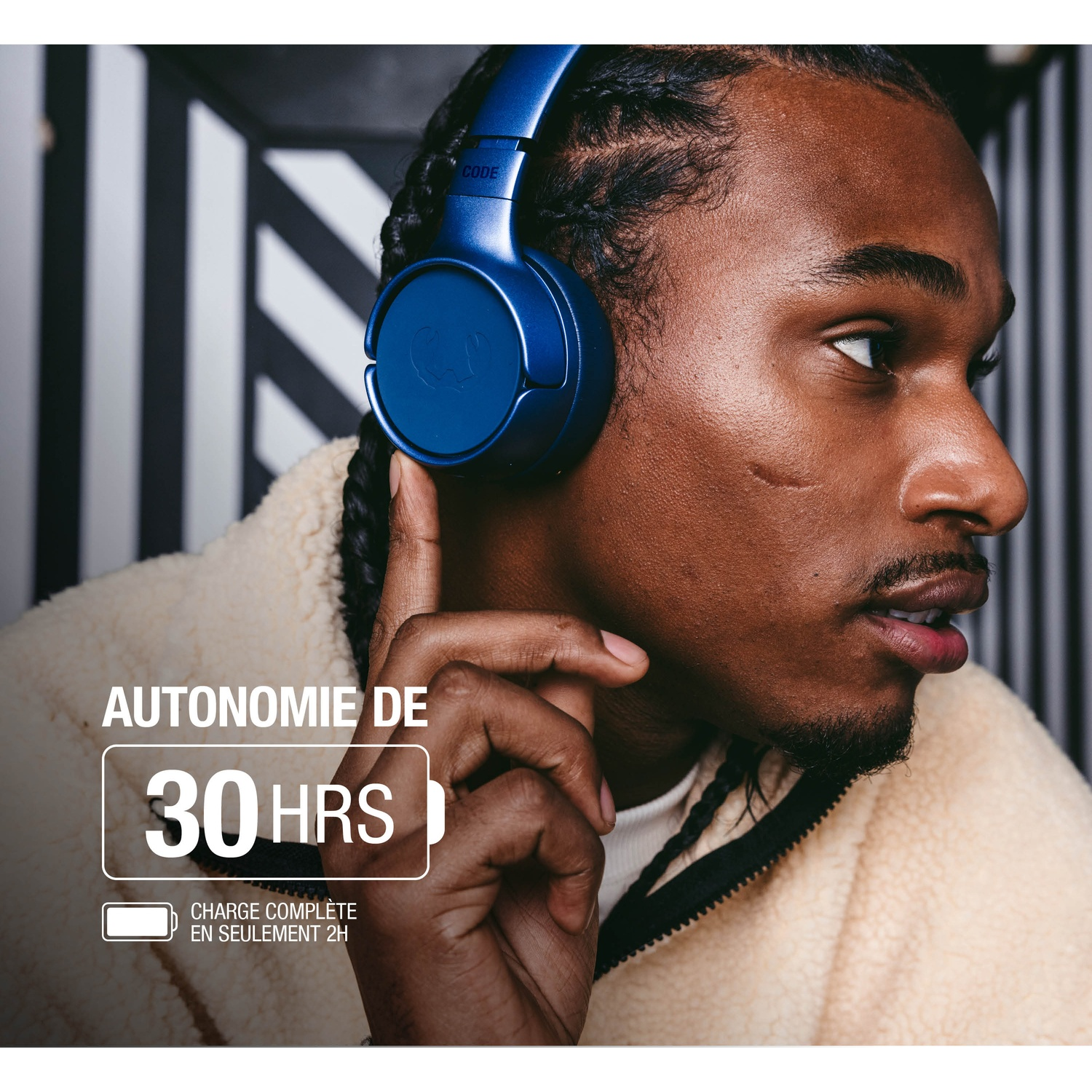 Un homme portant un casque bleu et une veste beige.