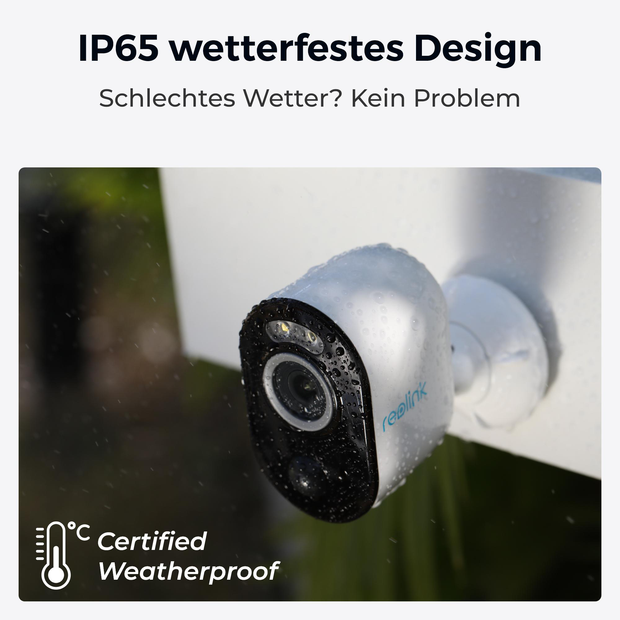 Eine weiße Überwachungskamera mit Wassertropfen, die im Regen montiert ist.