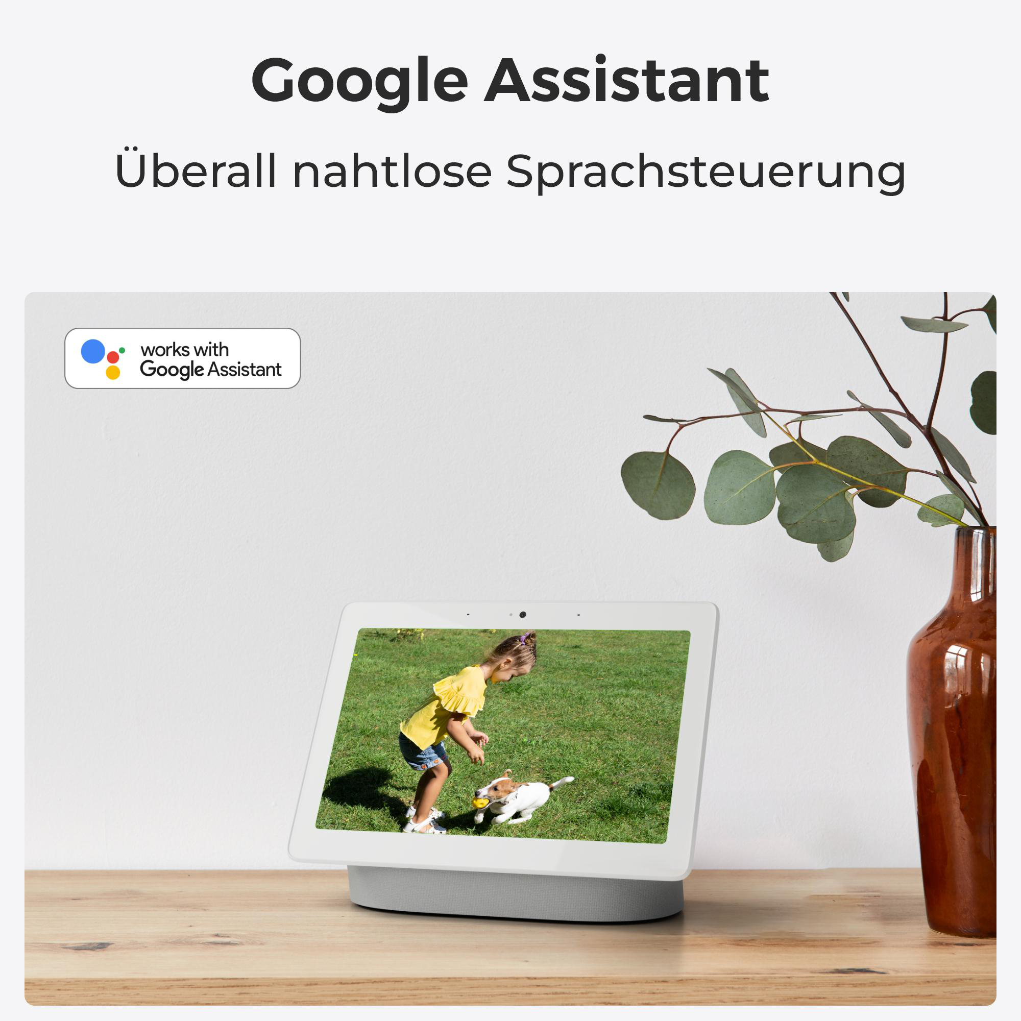 Ein Google Assistant-Gerät zeigt ein Mädchen mit Hund im Garten.