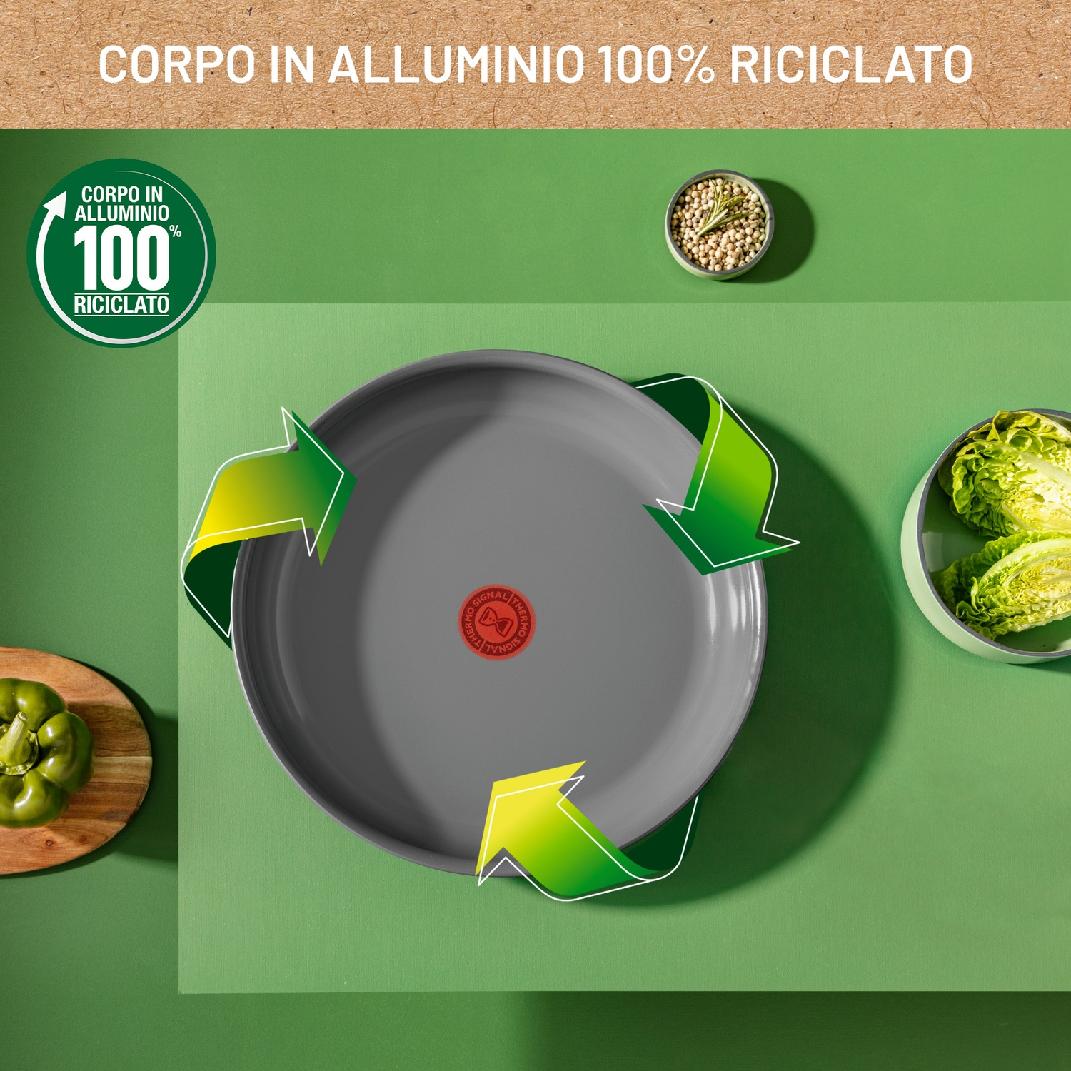 Padella grigia con simbolo riciclo, peperone verde e lattuga.