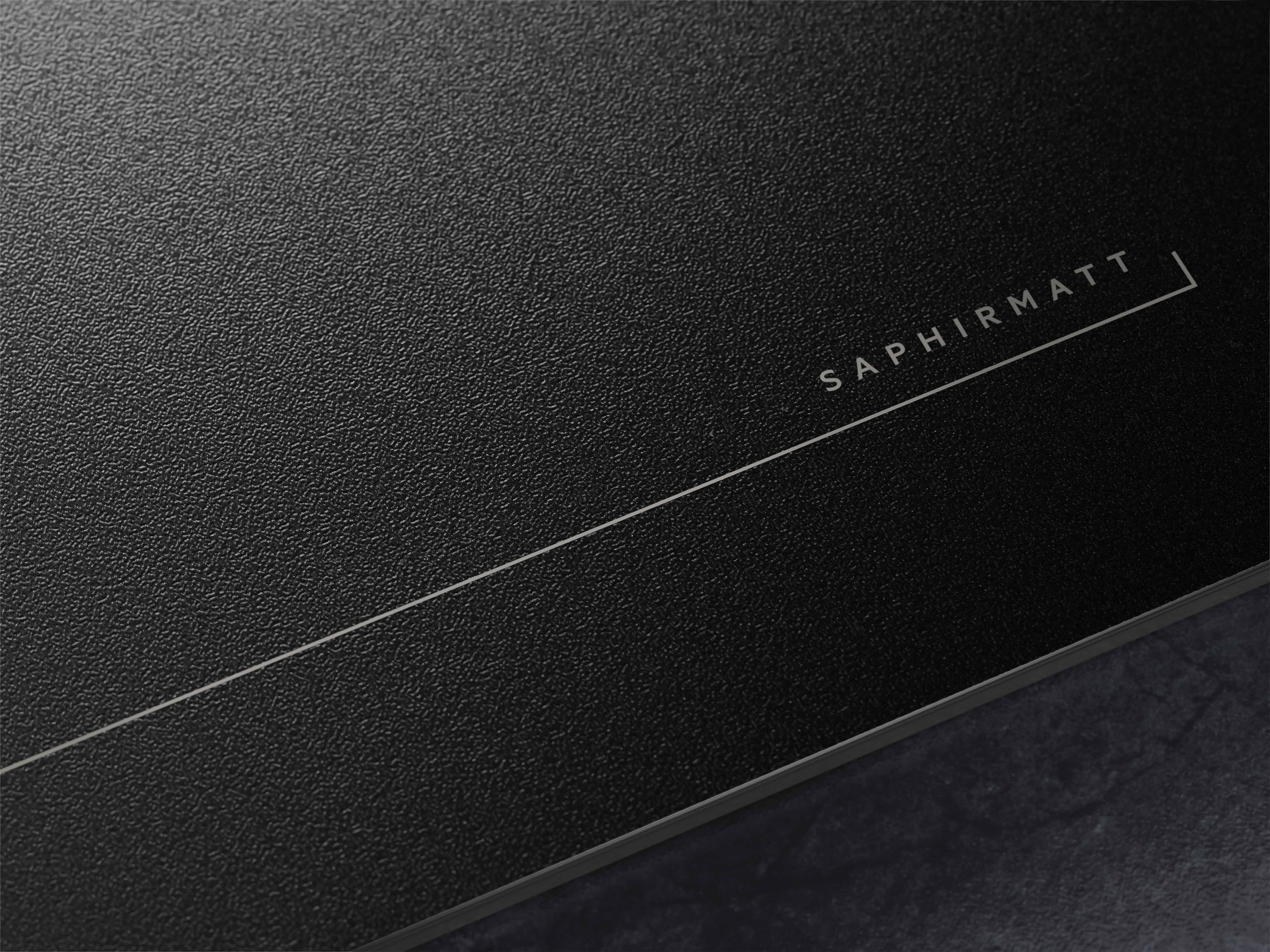 Schwarze Textur mit dem Schriftzug SAPHIRMATT und einer Linie.