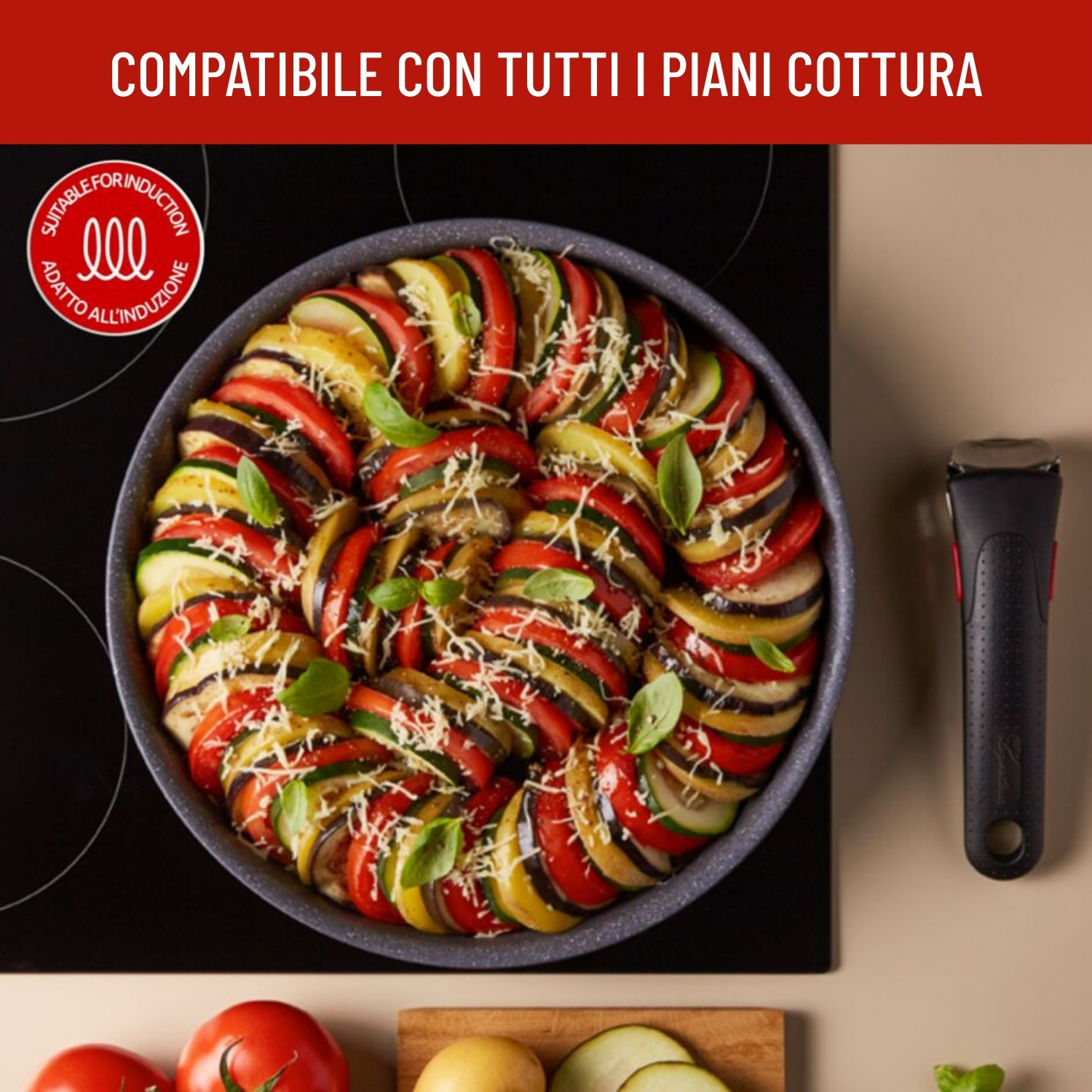 Ratatouille in una padella su un piano cottura a induzione, con un manico accanto.