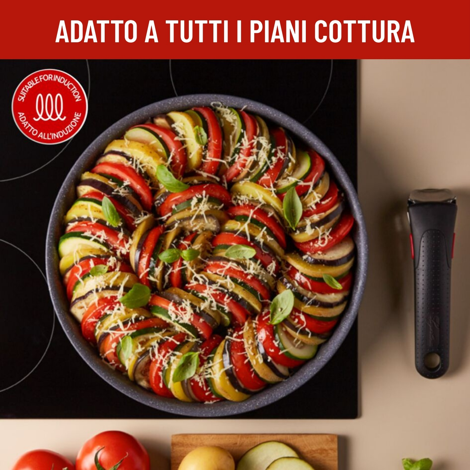 Un ratatouille in padella su un piano cottura a induzione, con manico a lato.