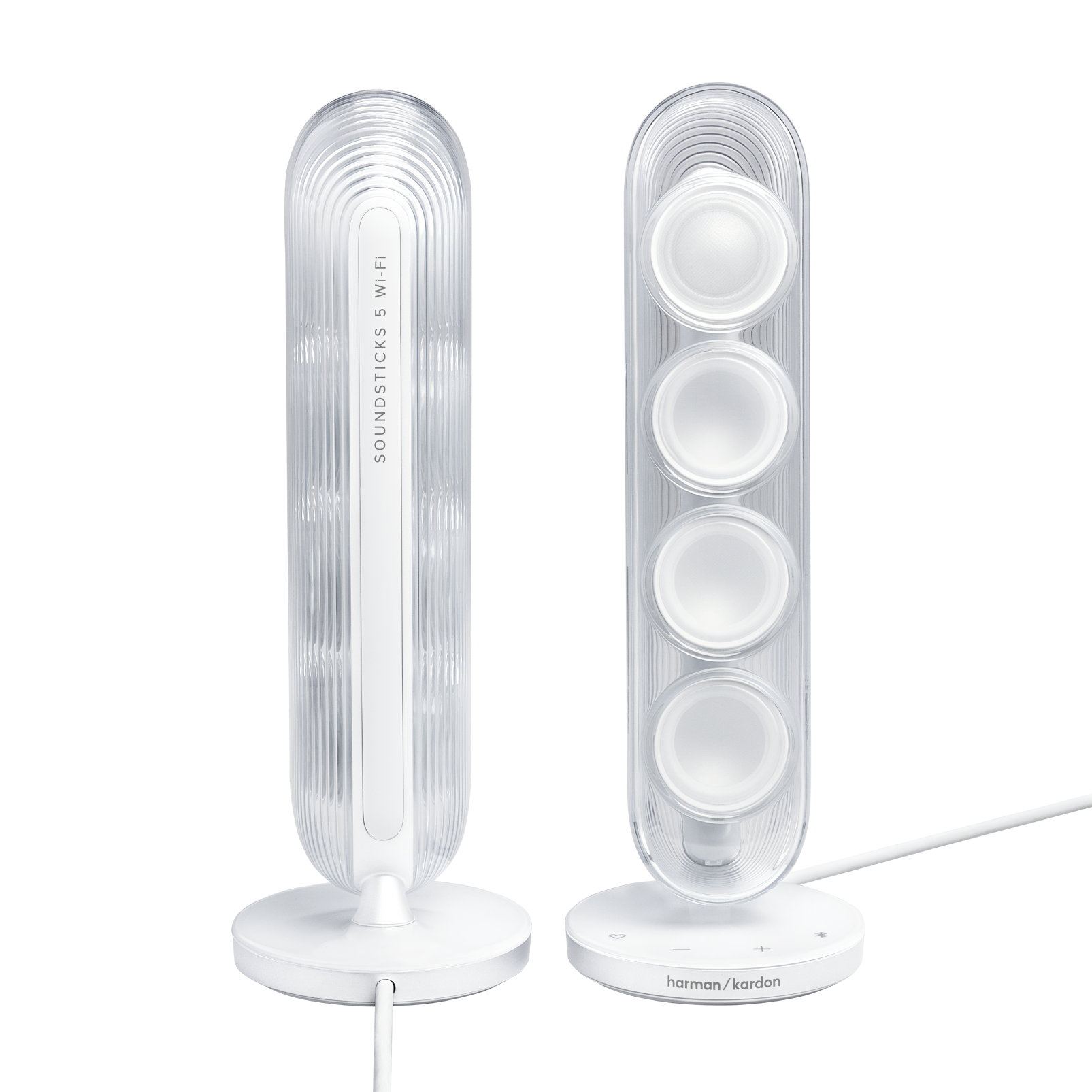 Siyah arka plan üzerinde iki beyaz Harman Kardon Soundsticks 5 Wi-Fi hoparlör.