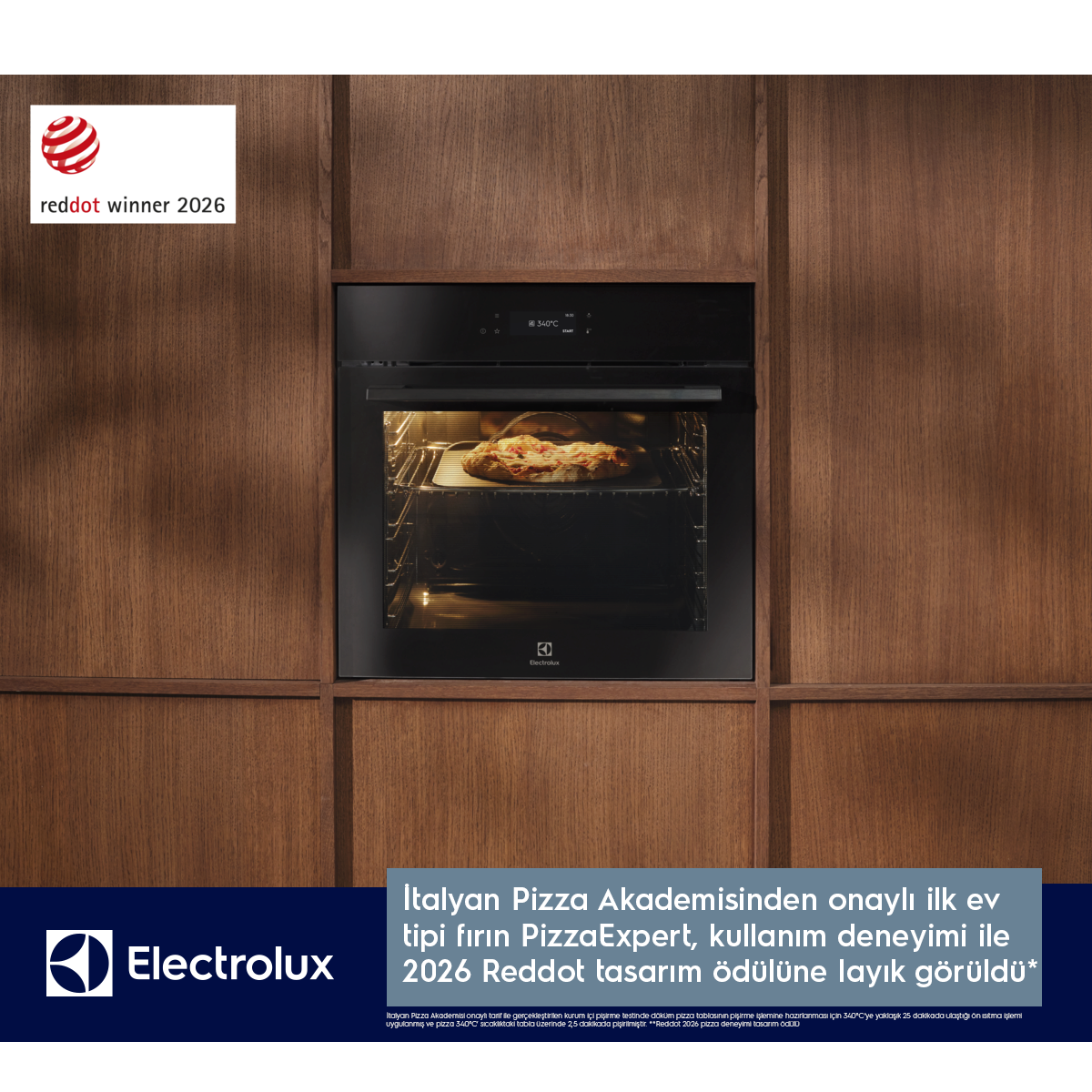 İçinde pizza olan modern siyah ankastre fırın, 2026 Reddot Tasarım Ödülü sahibi.