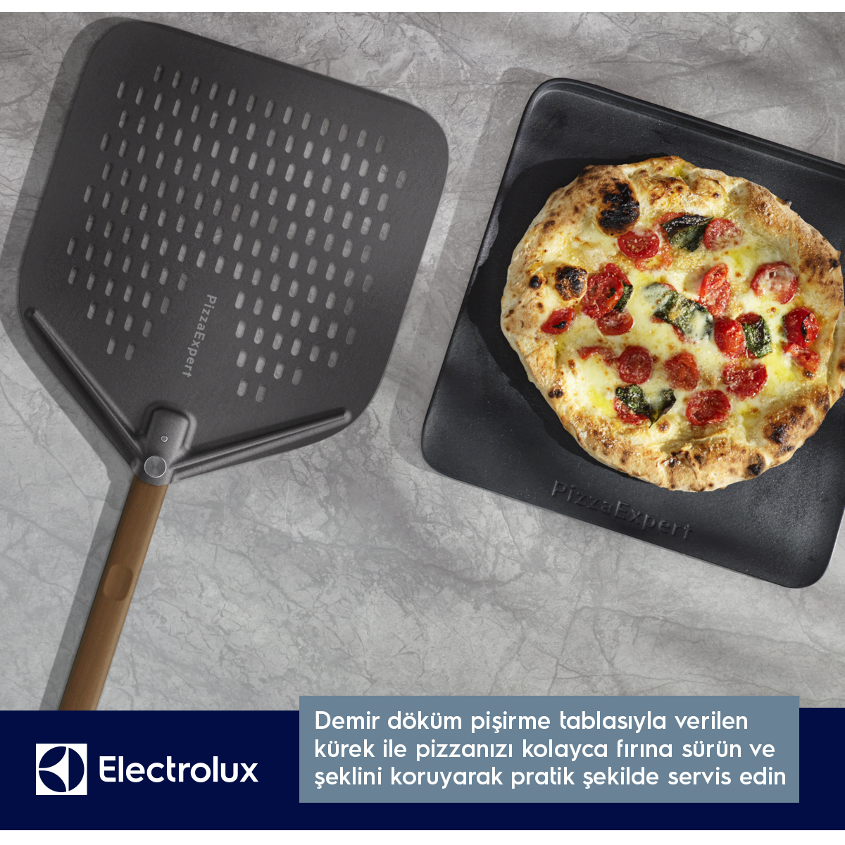 Metal pizza küreği ve tepside pizza.